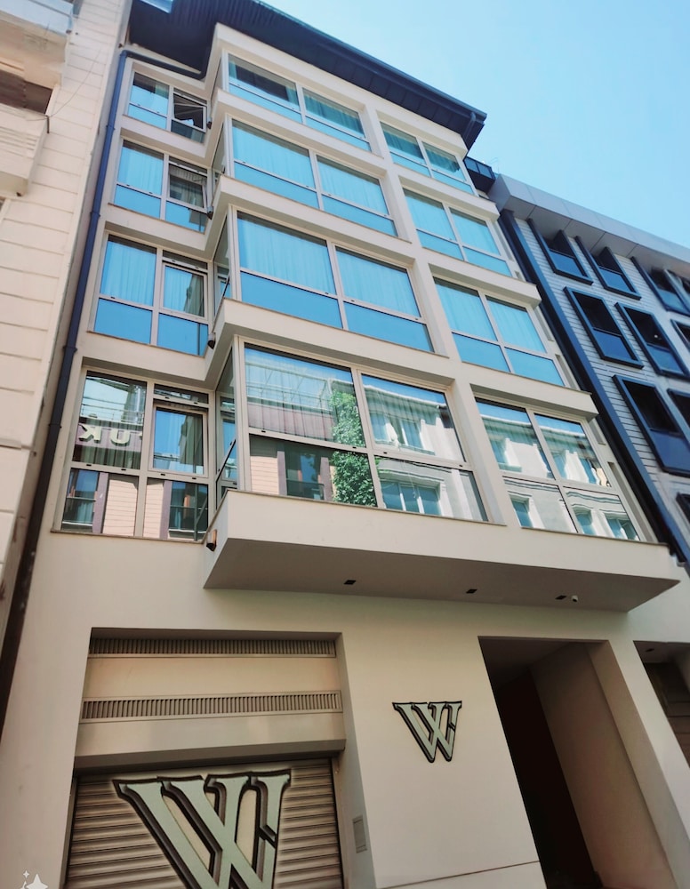 Weingart Suites Hotel.