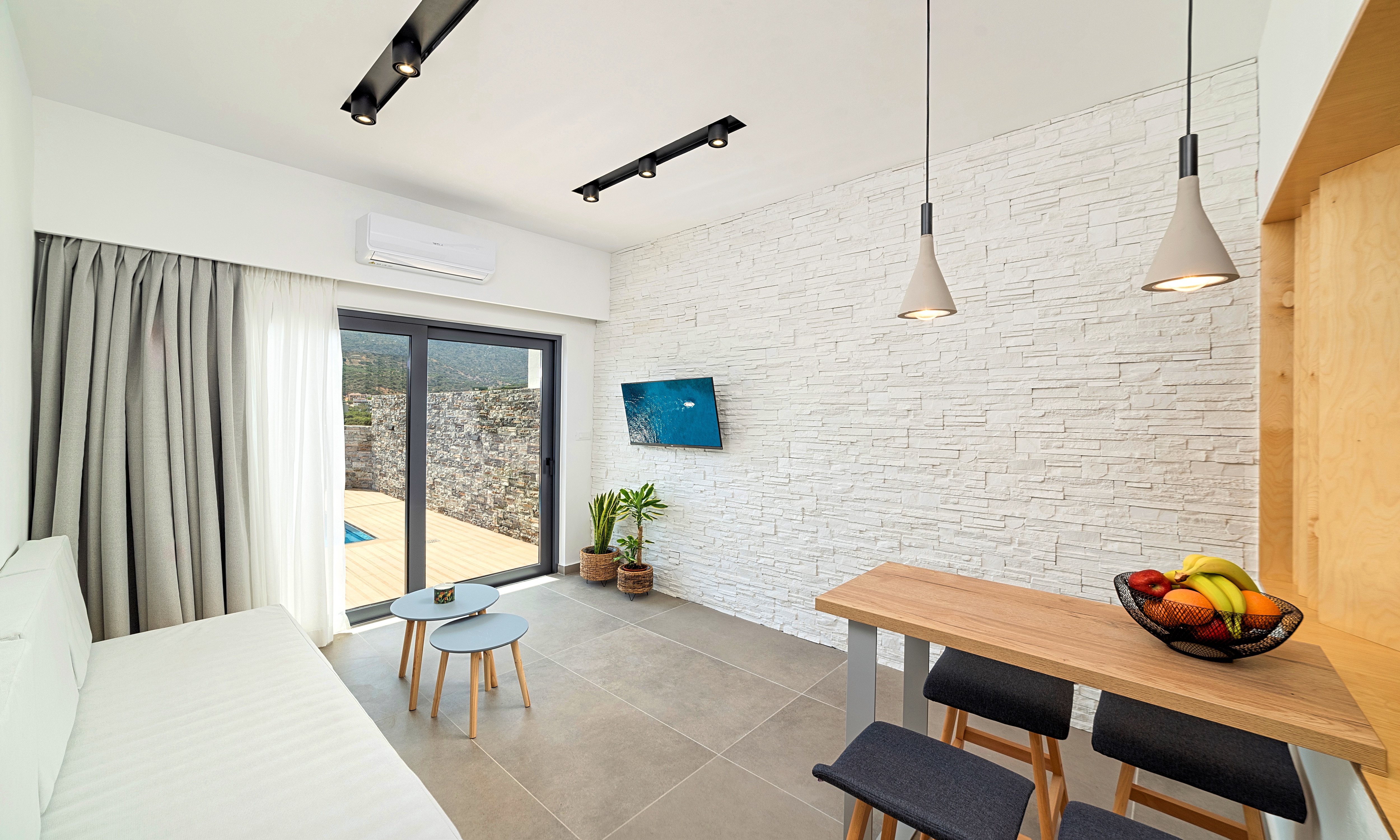 Badkamer met inloopdouche — Aelia Suites