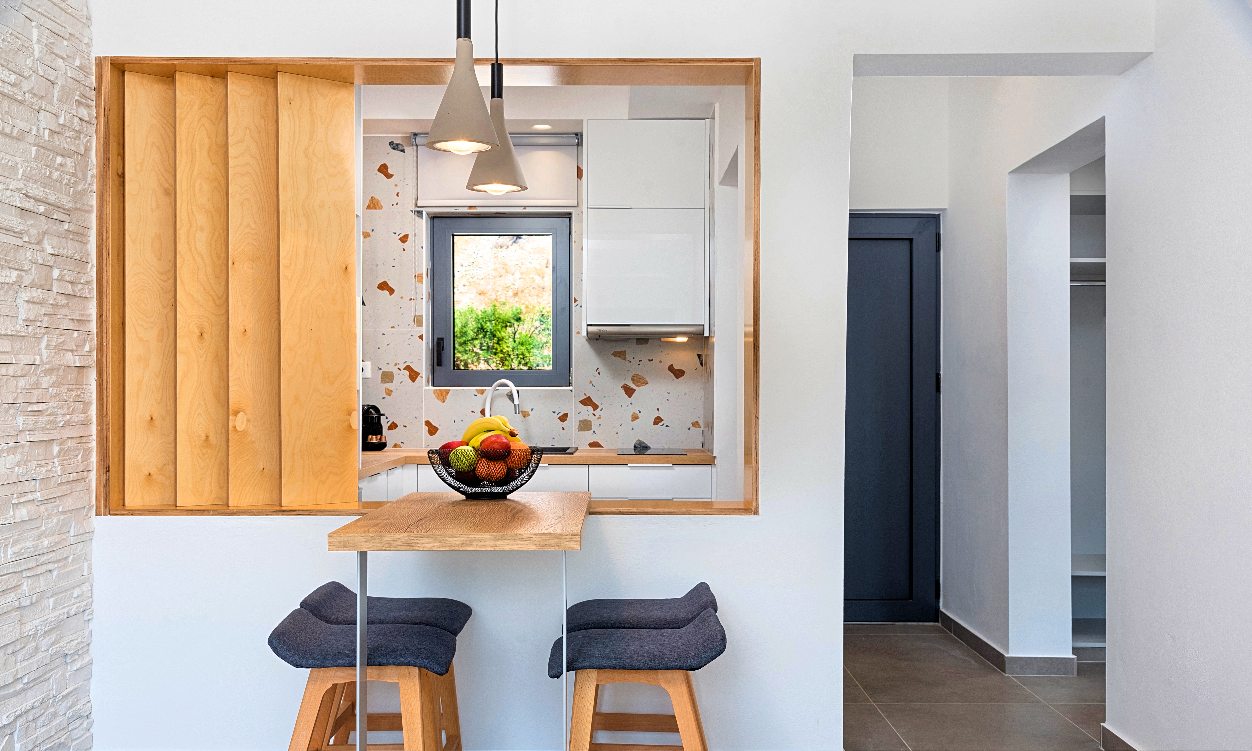 Badkamer met inloopdouche — Aelia Suites