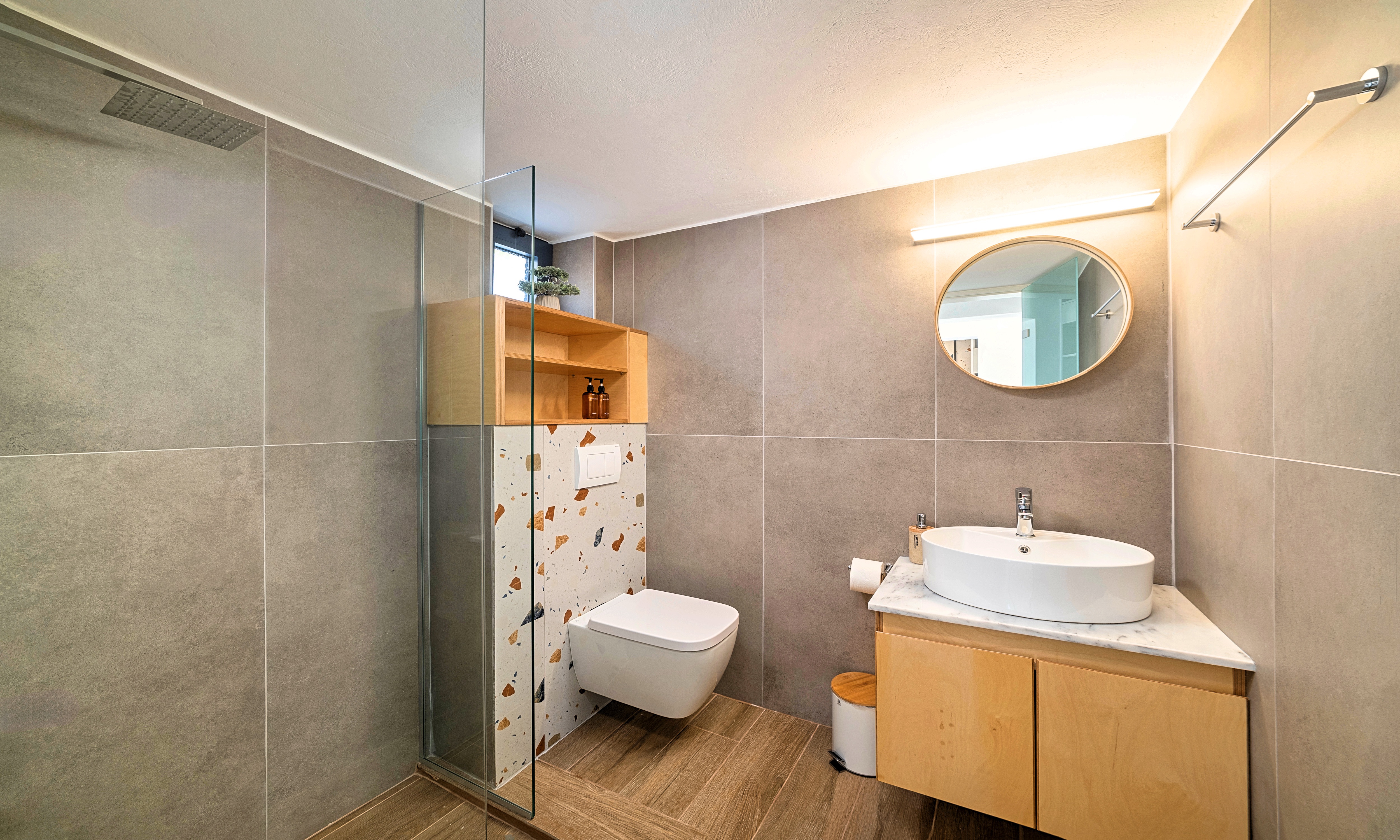 Badkamer met inloopdouche — Aelia Suites