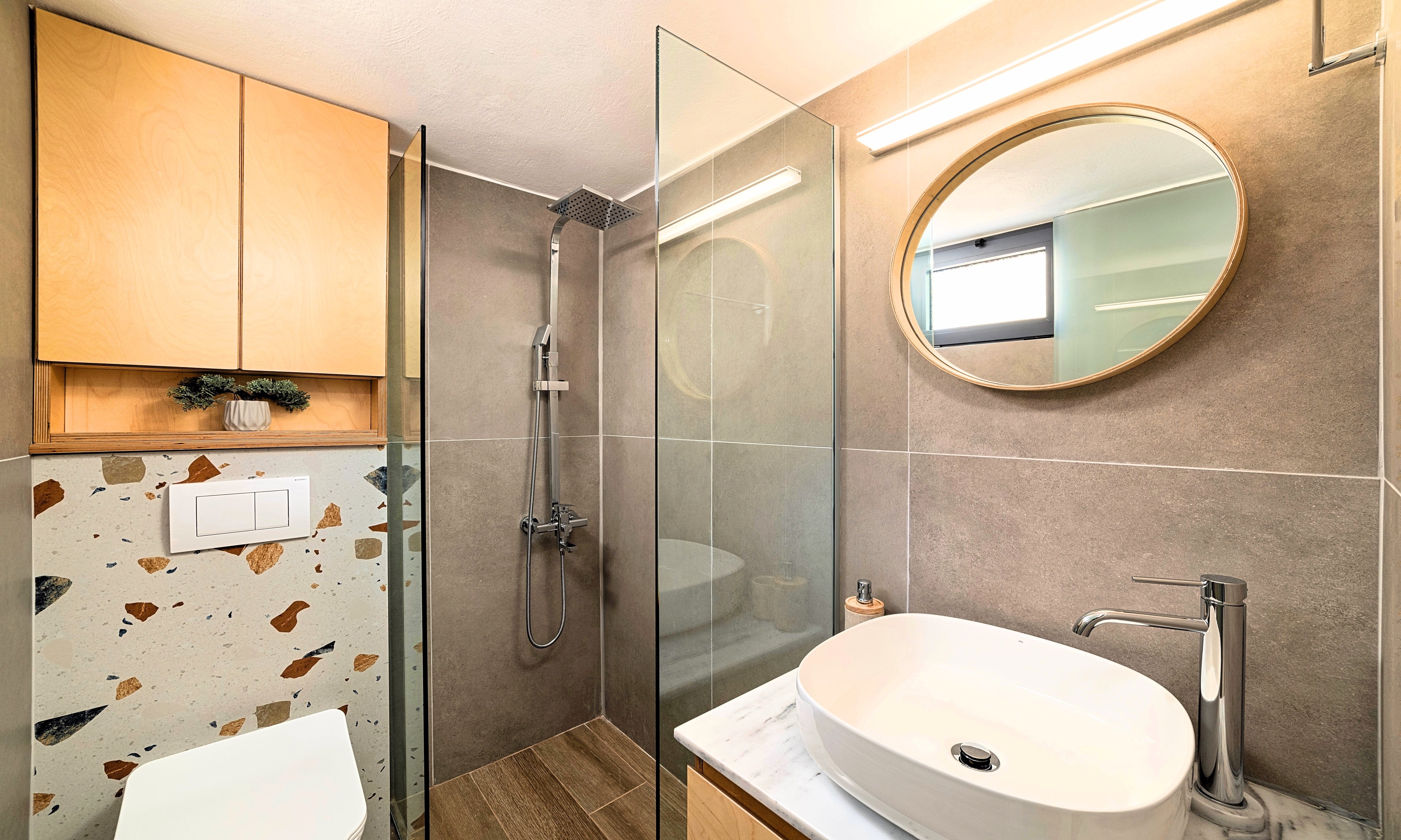 Badkamer met inloopdouche — Aelia Suites