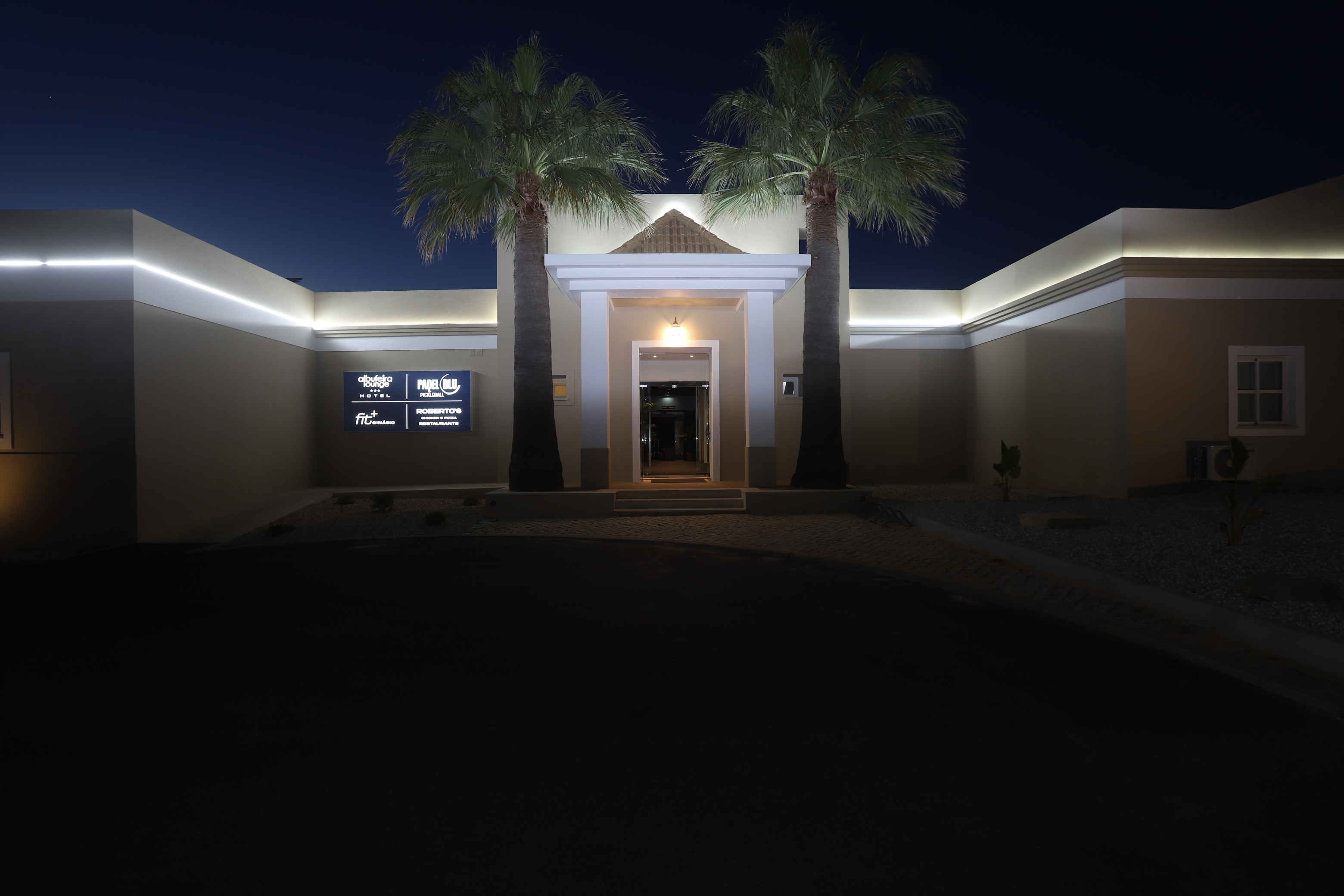 Hotel verlicht in de avond — Albufeira Lounge Hotel