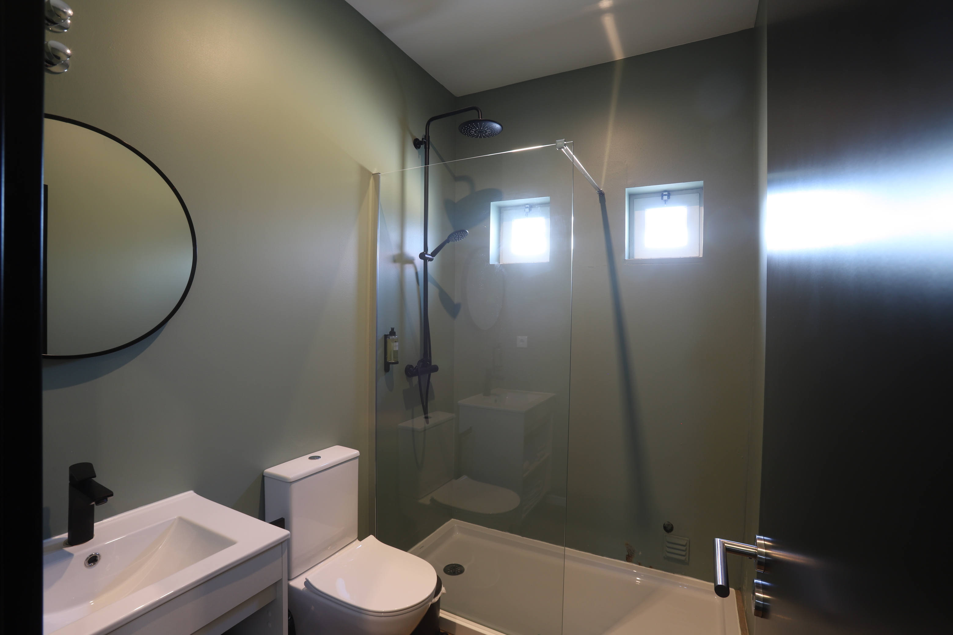 Badkamer met inloopdouche — Albufeira Lounge Hotel