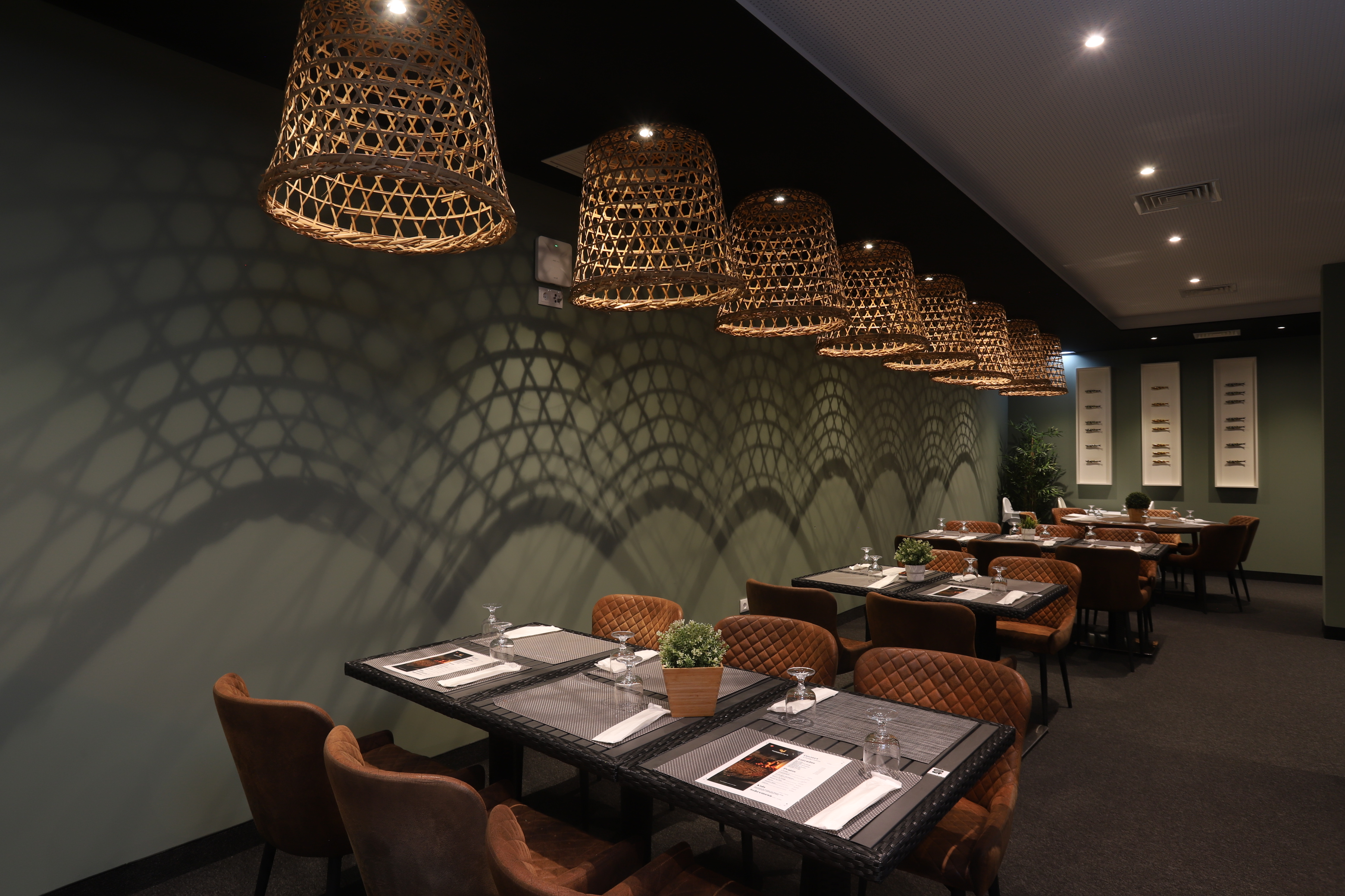 Restaurant met gedekte tafels — Albufeira Lounge Hotel