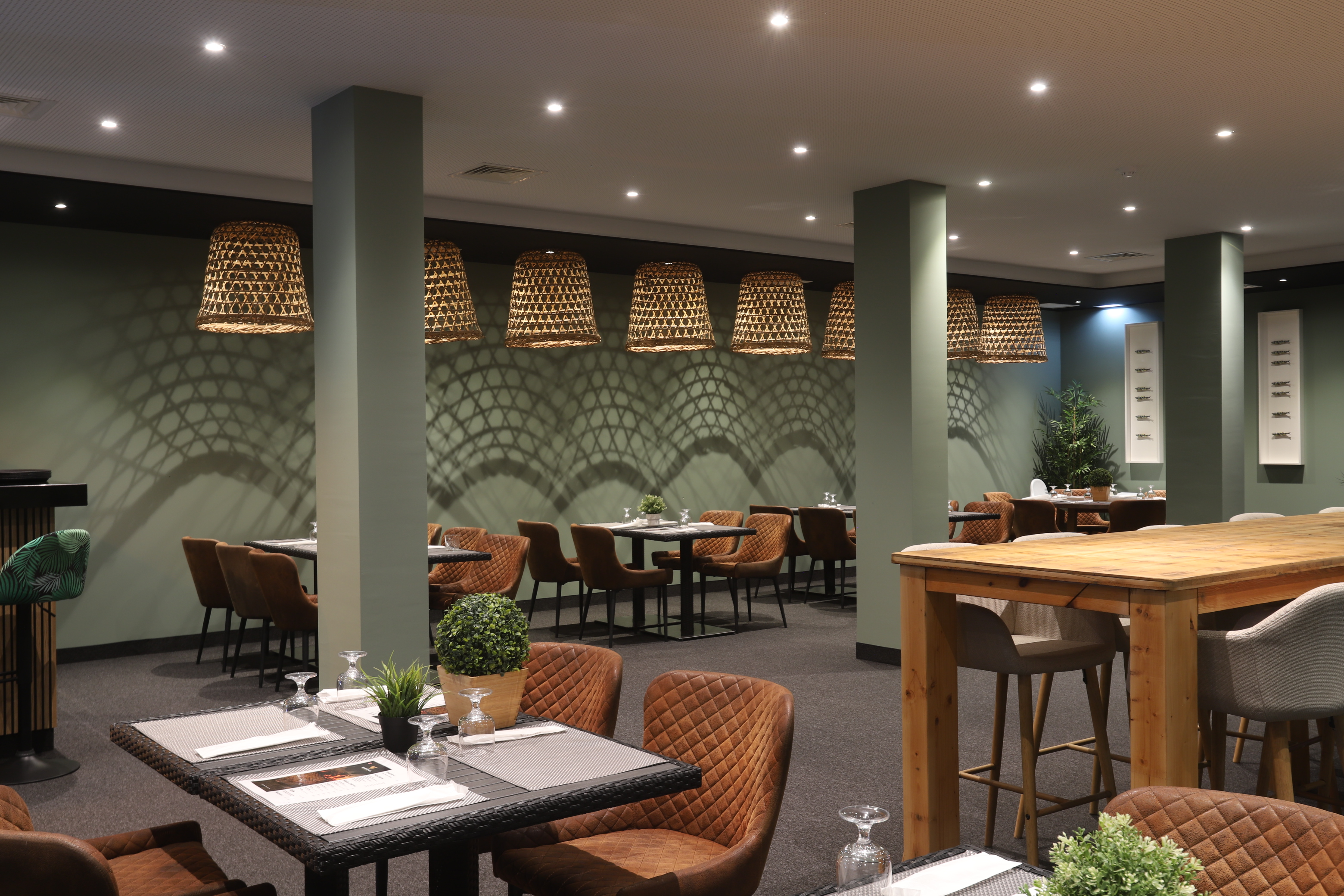 Restaurant met gedekte tafels — Albufeira Lounge Hotel