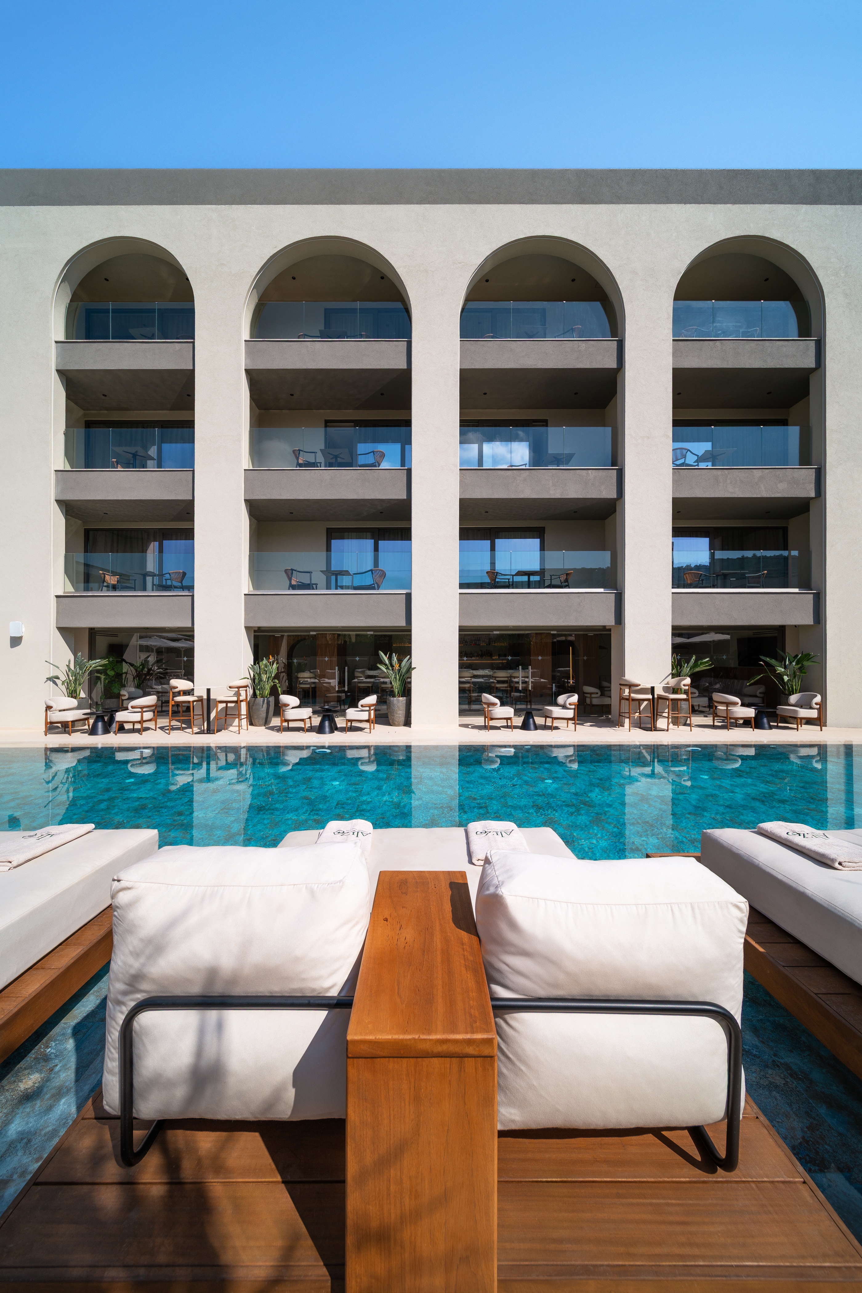 Buitenzwembad met ligbedden — Alizo Comfort Chic Stay Rhodes