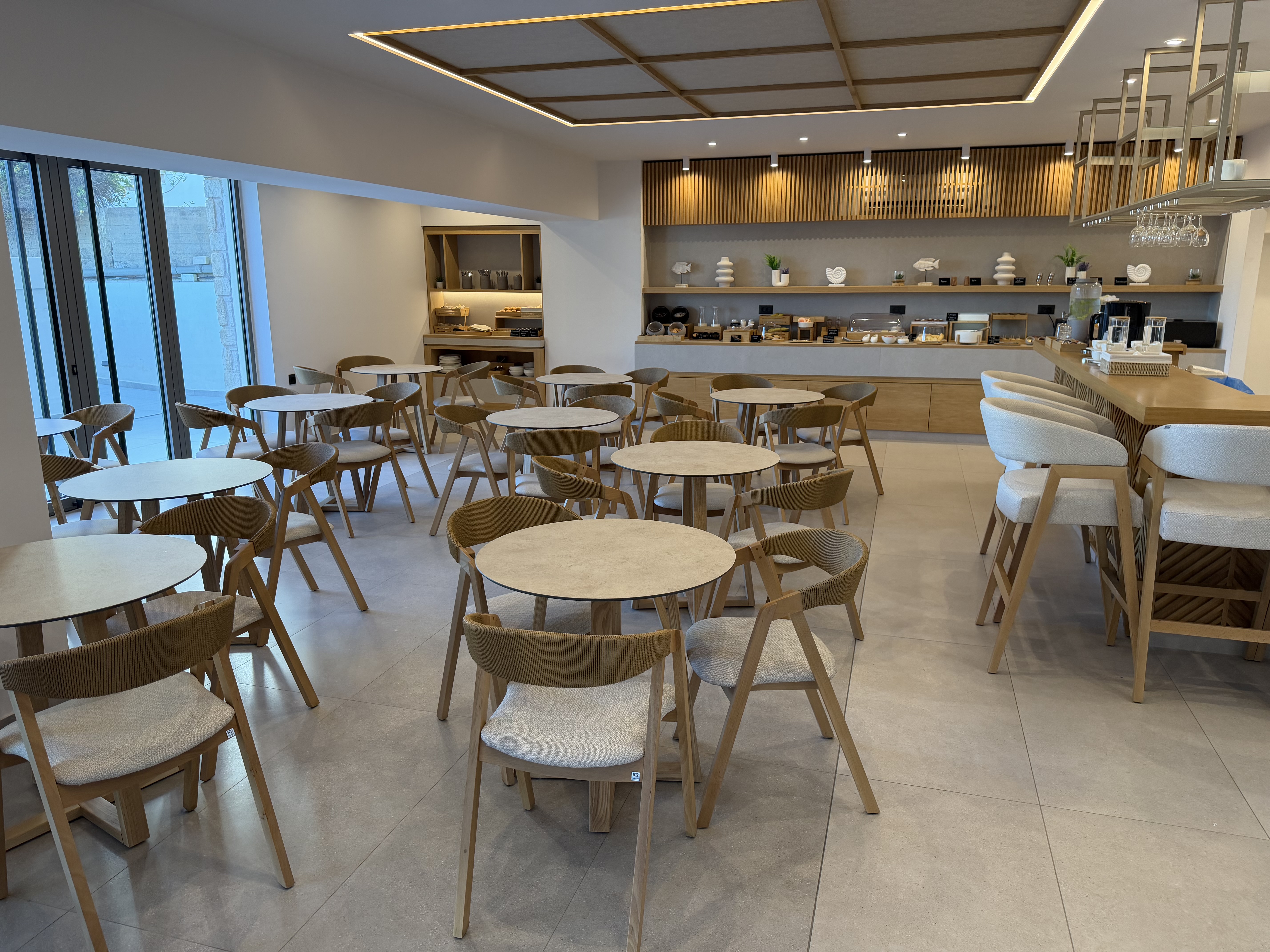 Restaurant met gedekte tafels — Ammos Paleochora Hotel