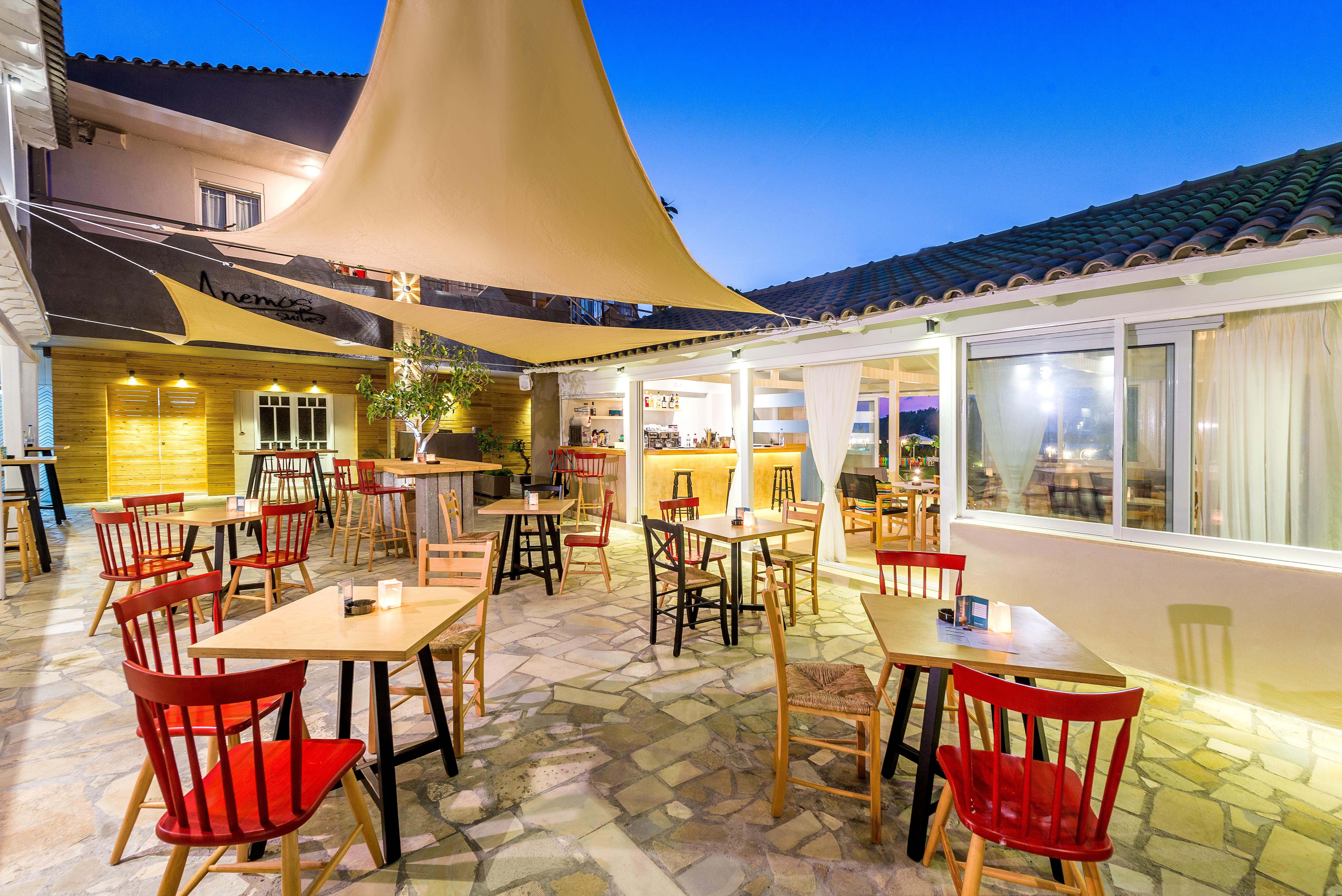 Restaurantterras buiten — Anemos Suites by Estia