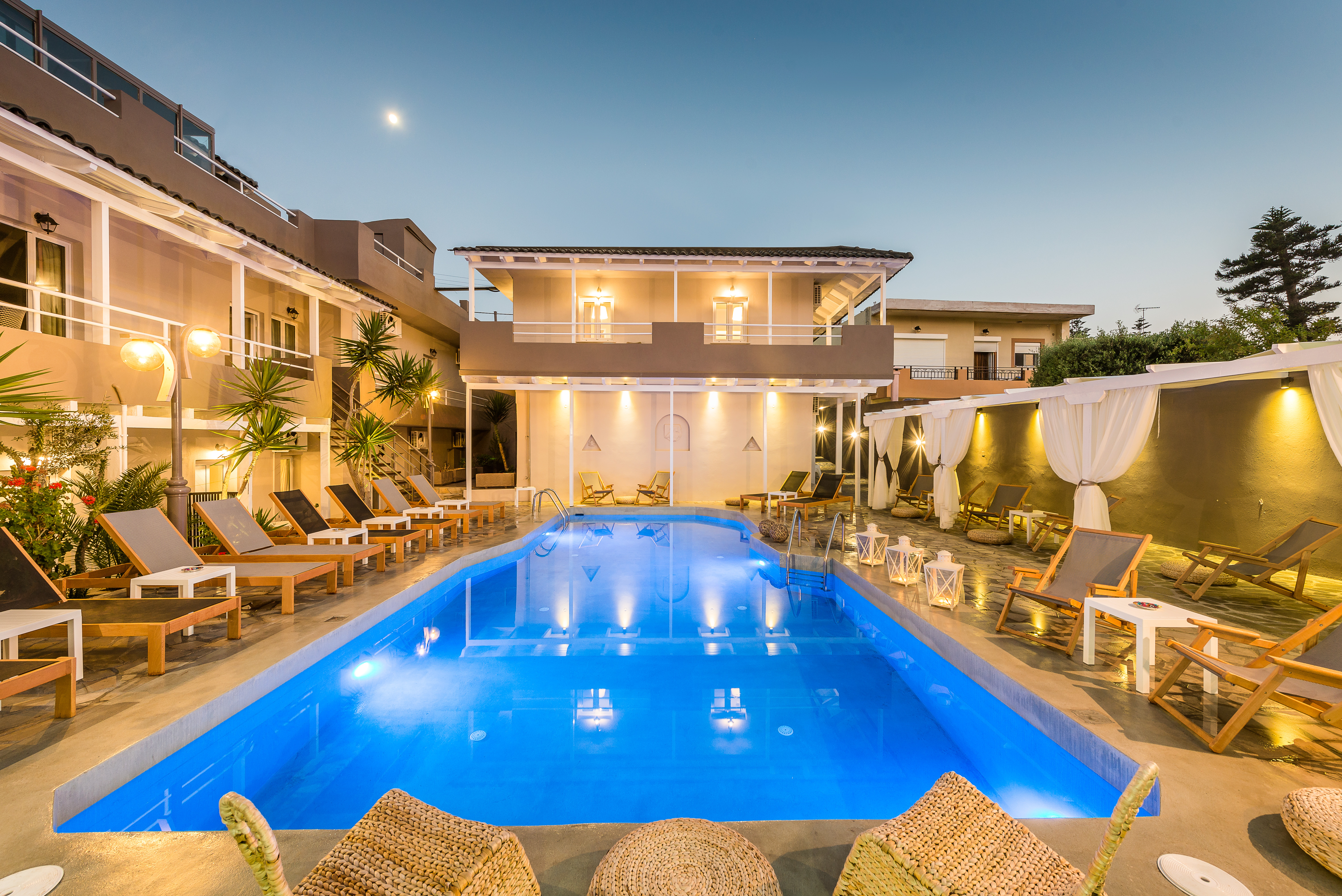 Buitenzwembad met ligbedden — Anemos Suites by Estia