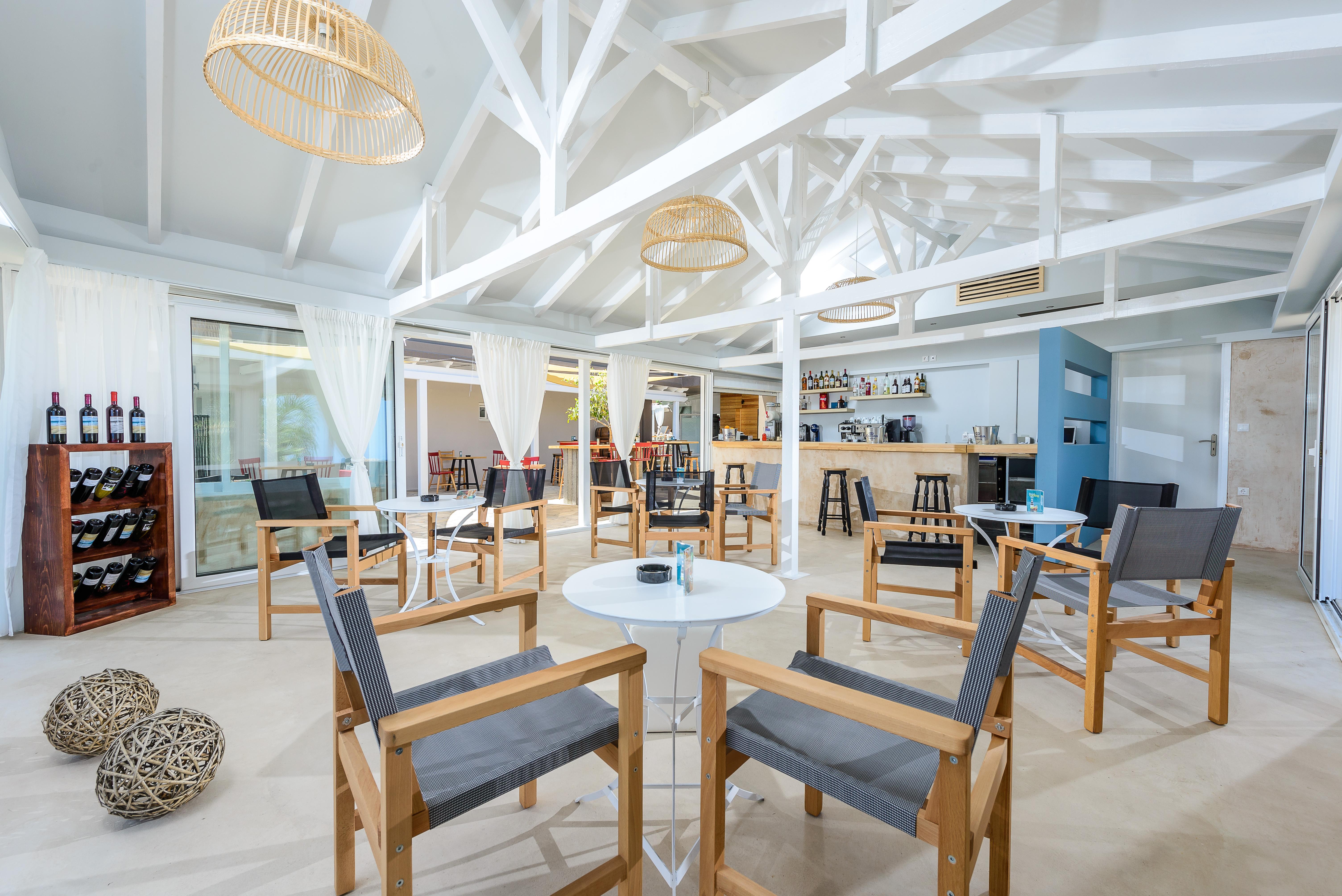 Restaurant met gedekte tafels — Anemos Suites by Estia