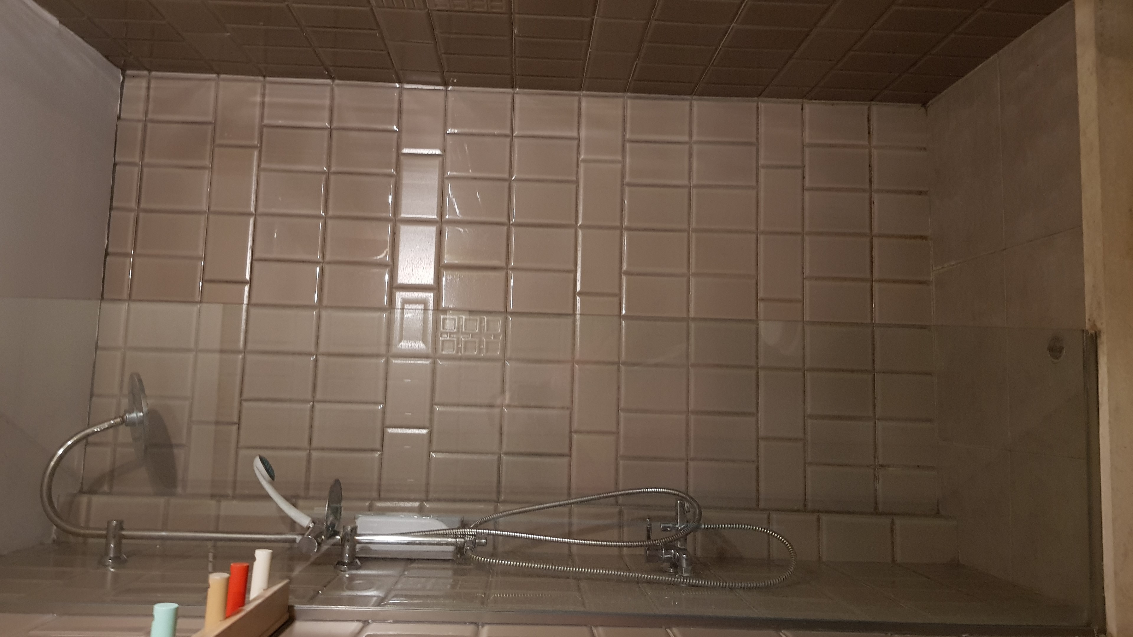 Badkamer met inloopdouche — Anemos Suites by Estia