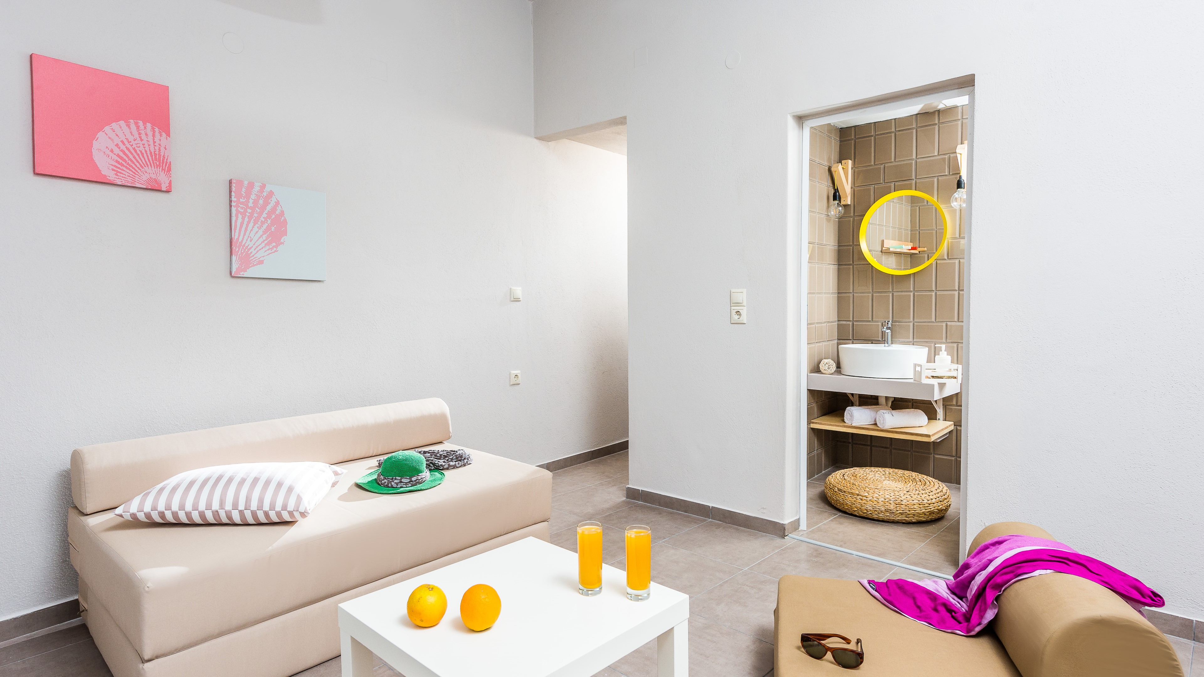 Badkamer met ligbad — Anemos Suites by Estia