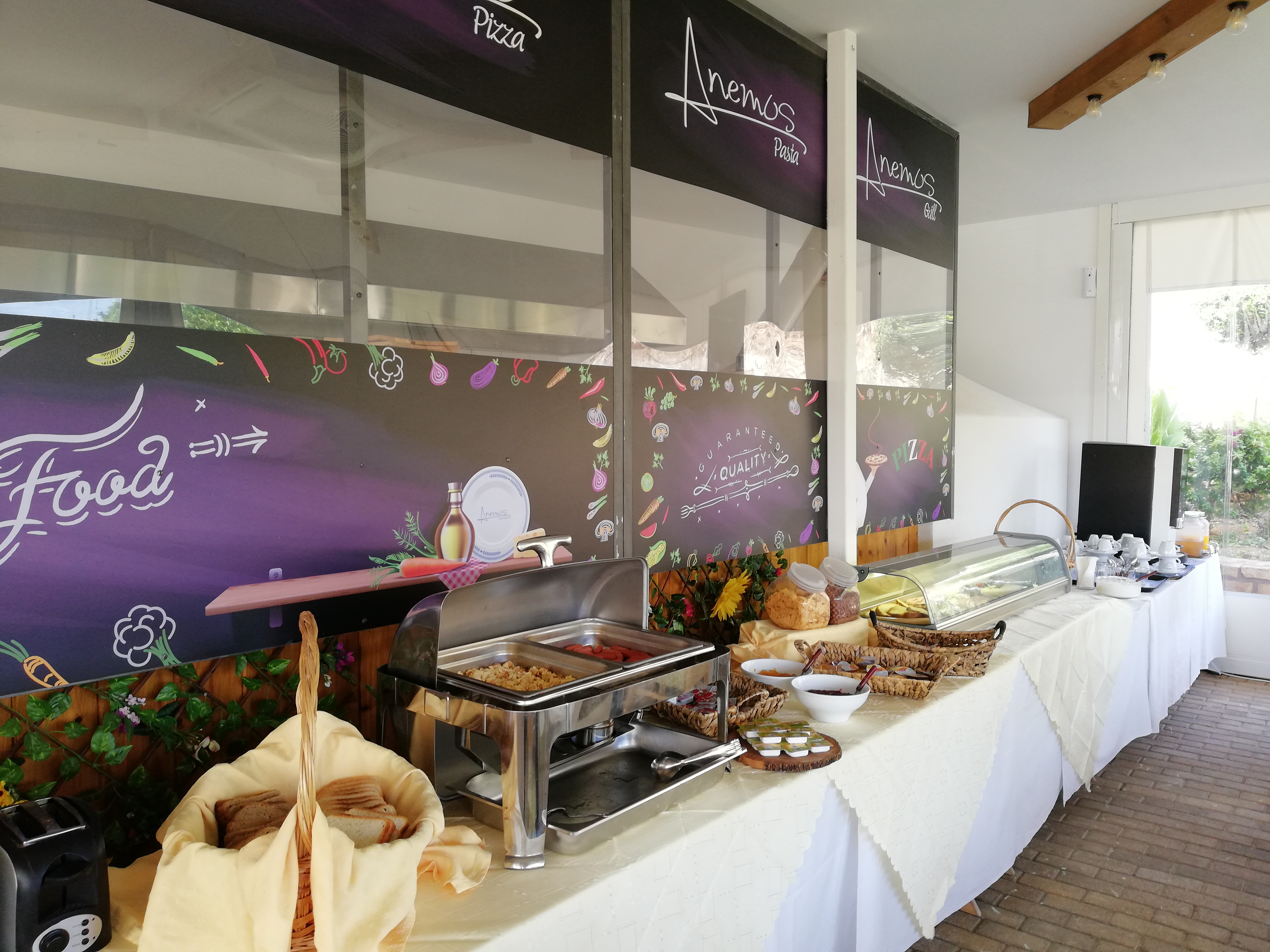 Buffet met diverse gerechten — Anemos Suites by Estia