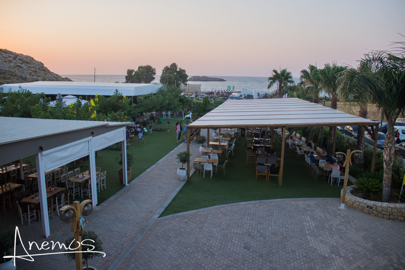 Zonsondergang vanaf het terras — Anemos Suites by Estia