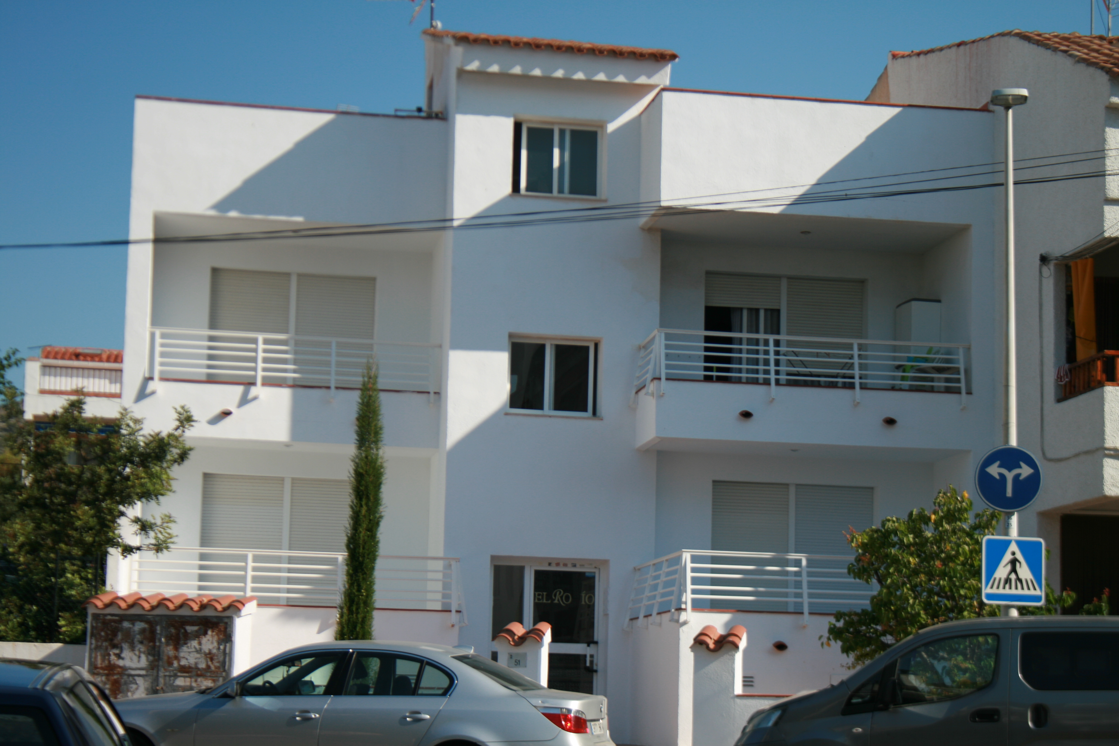 Mediterraans hotelgebouw — Apartamentos EL Rocio Casa Azahar