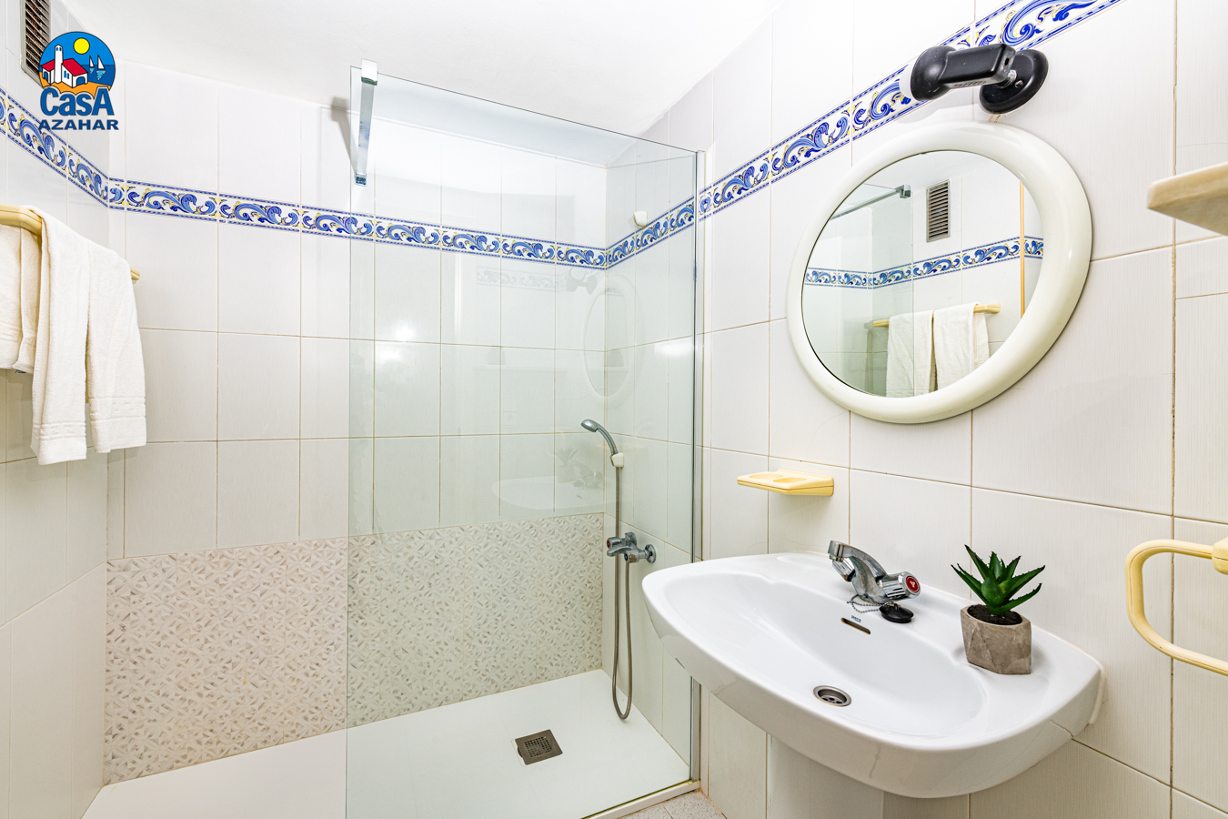 Badkamer met inloopdouche — Apartamentos EL Rocio Casa Azahar