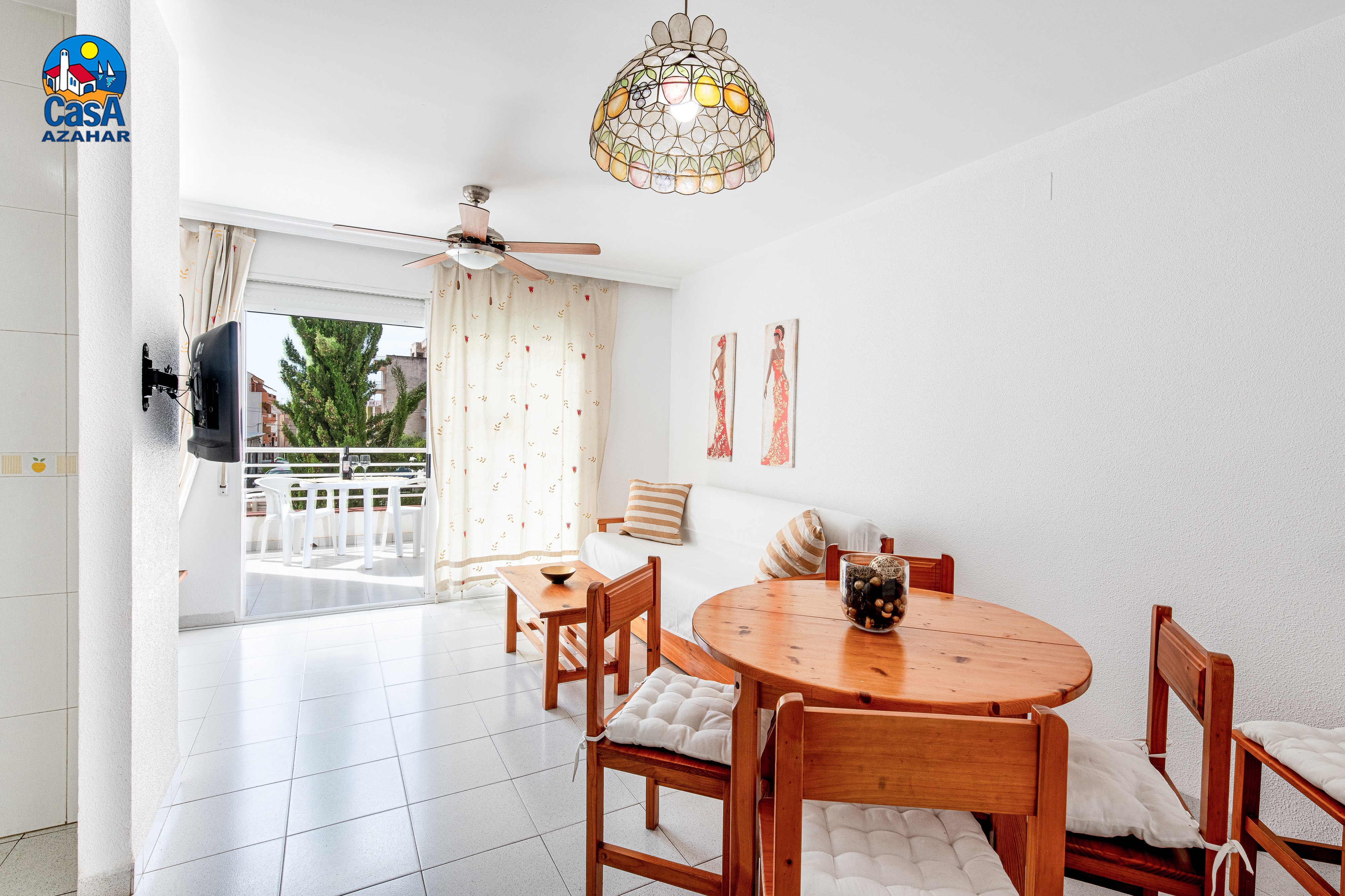Restaurant met gedekte tafels — Apartamentos EL Rocio Casa Azahar