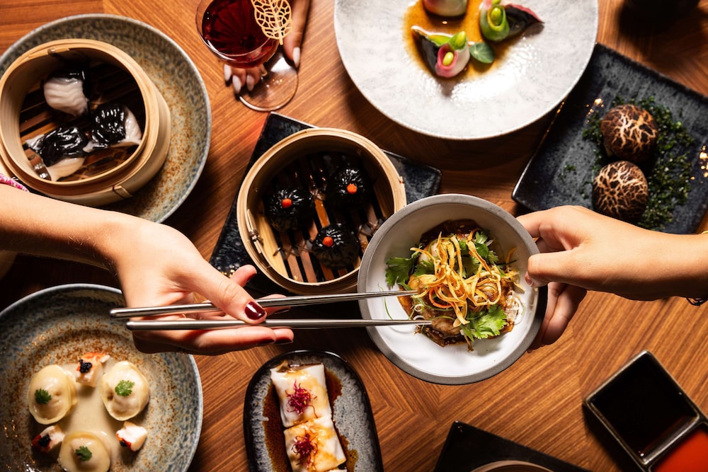 Buffet met diverse gerechten — art'otel Zagreb
