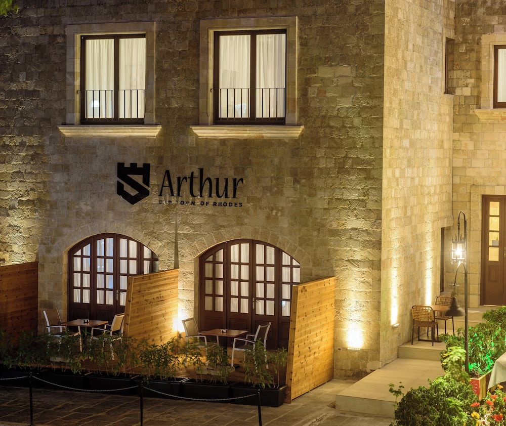 Hoofdingang van het hotel — Arthur Suites