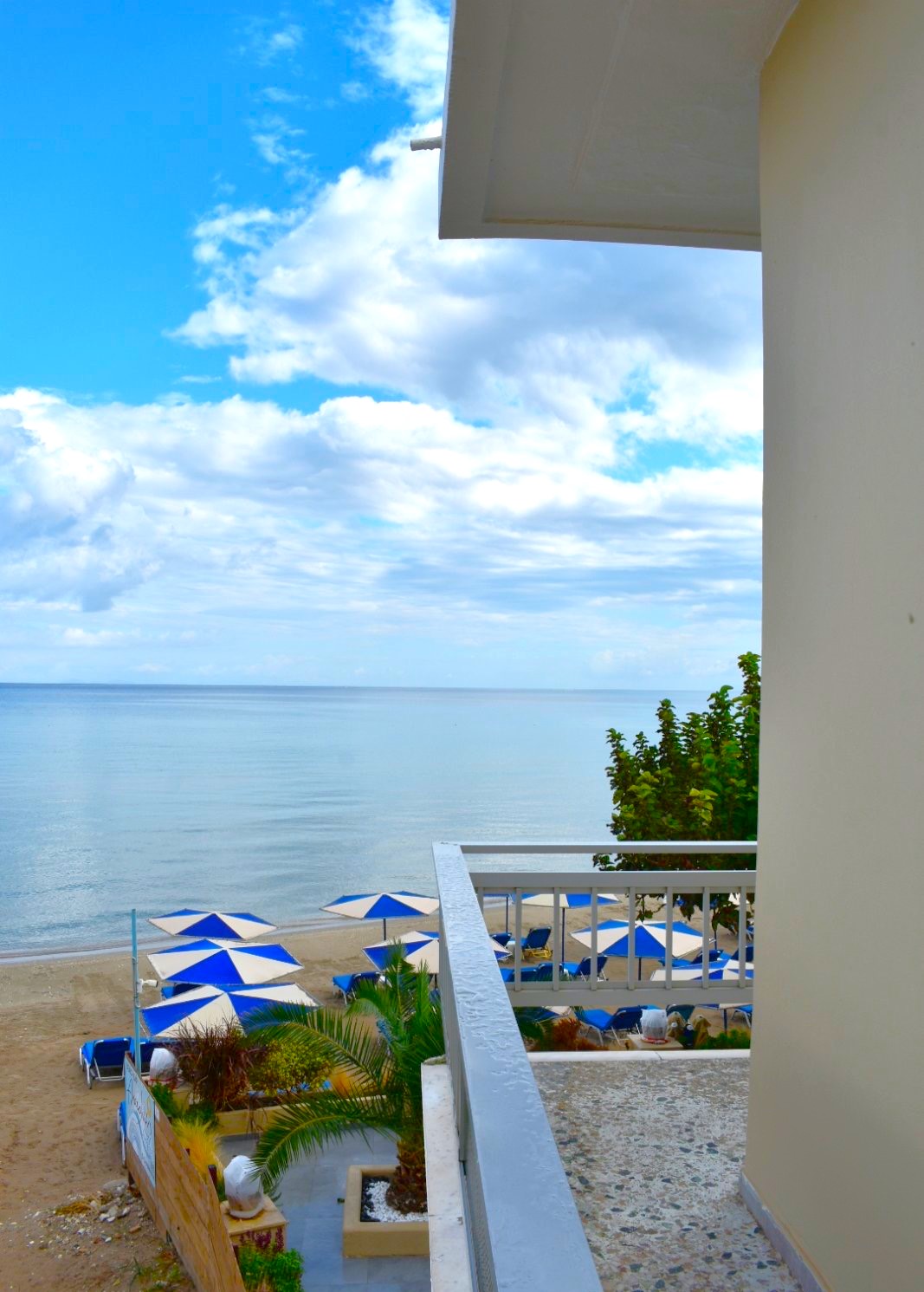 Privéstrand met parasols — Asteria