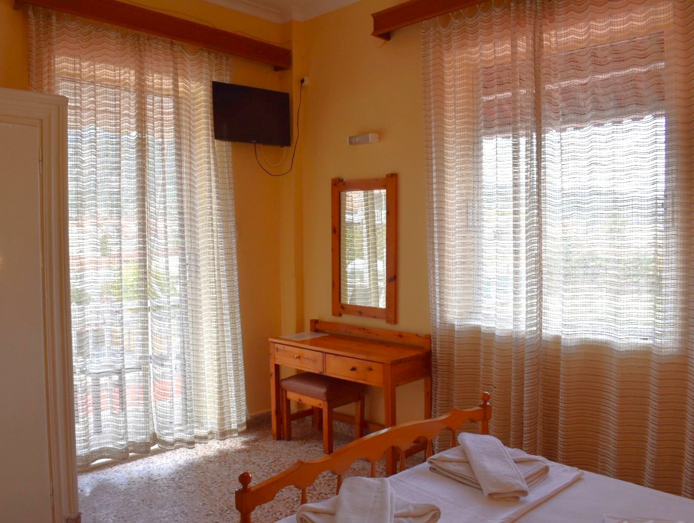 Restaurant met gedekte tafels — Asteria