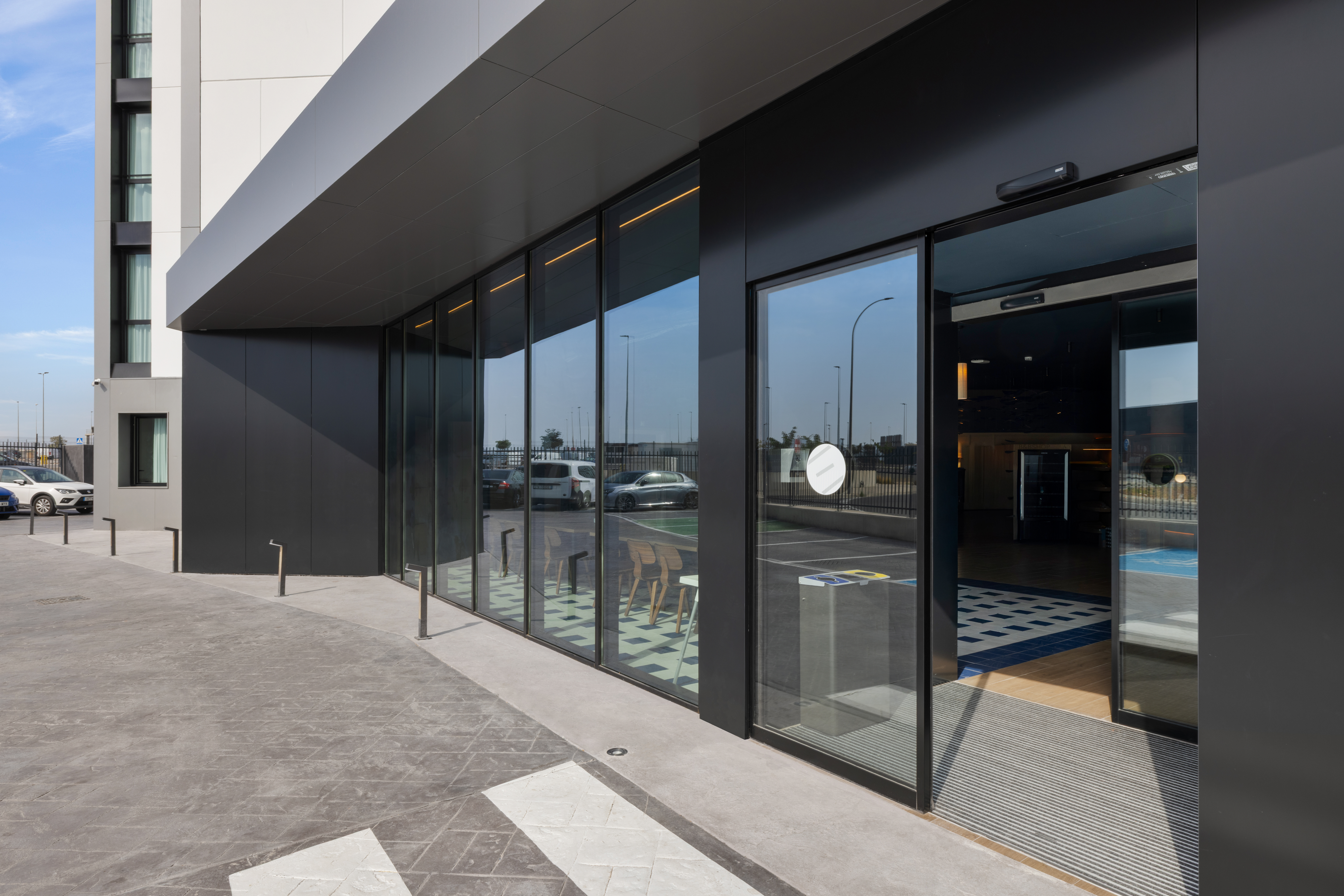 Modern hotelaanzicht — B&B HOTEL Alicante Aeropuerto