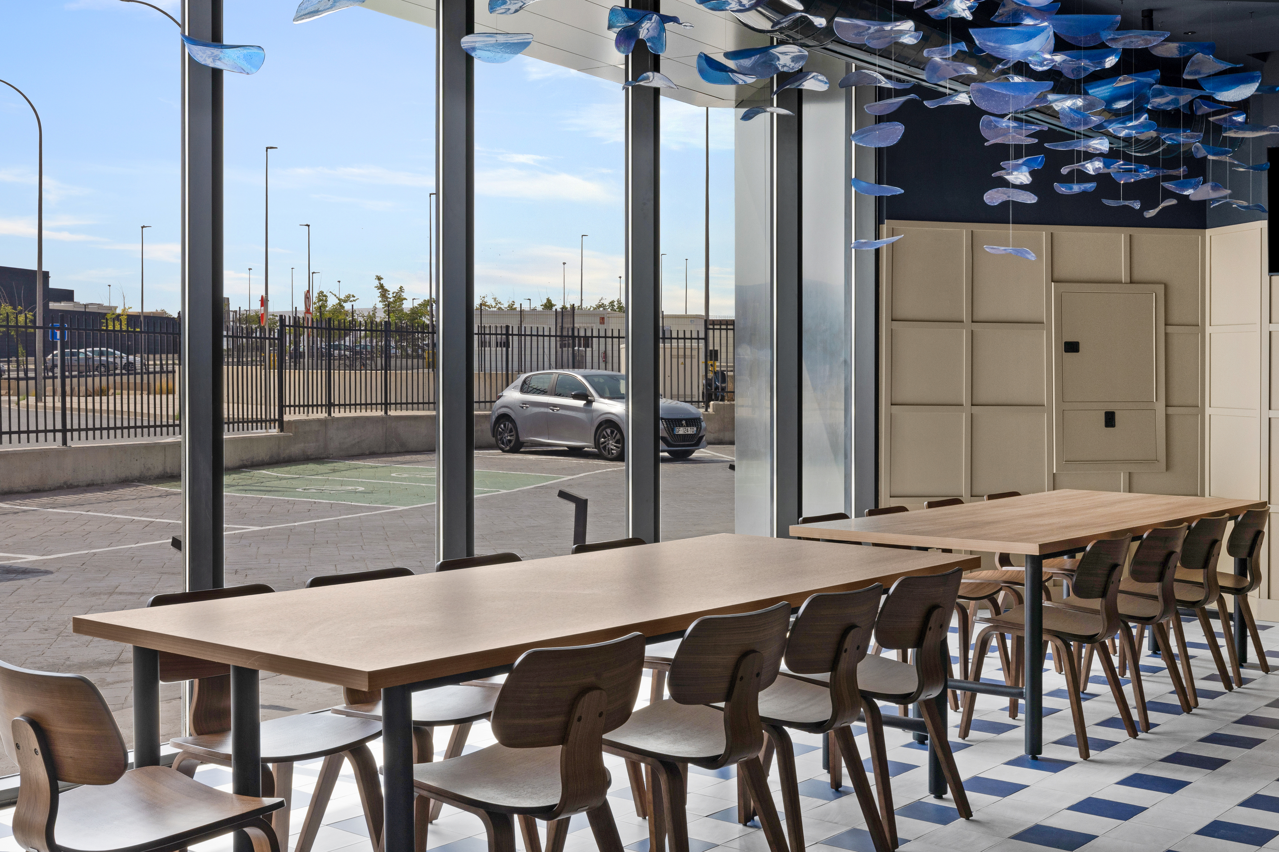 Restaurant met gedekte tafels — B&B HOTEL Alicante Aeropuerto