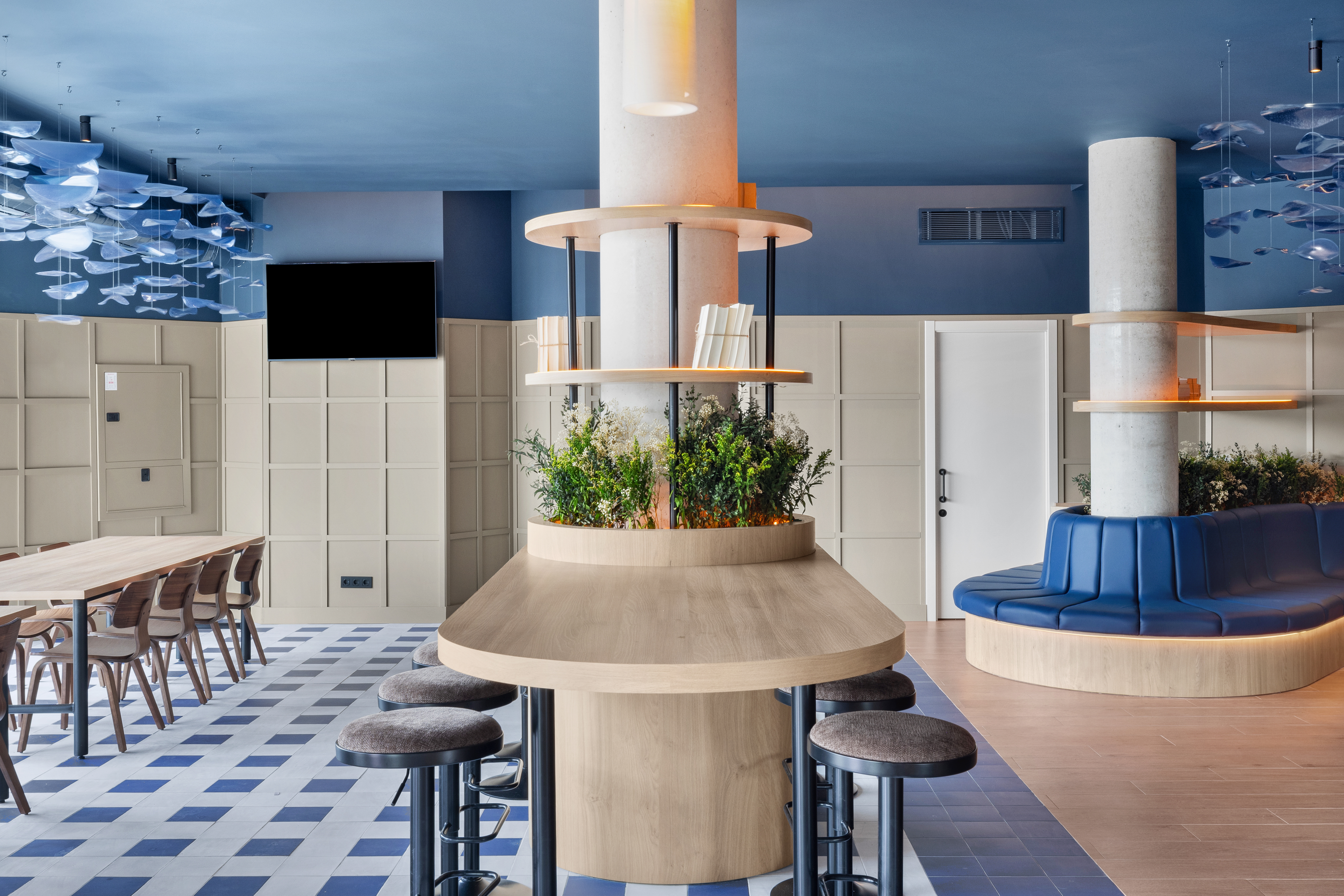 Restaurant met gedekte tafels — B&B HOTEL Alicante Aeropuerto