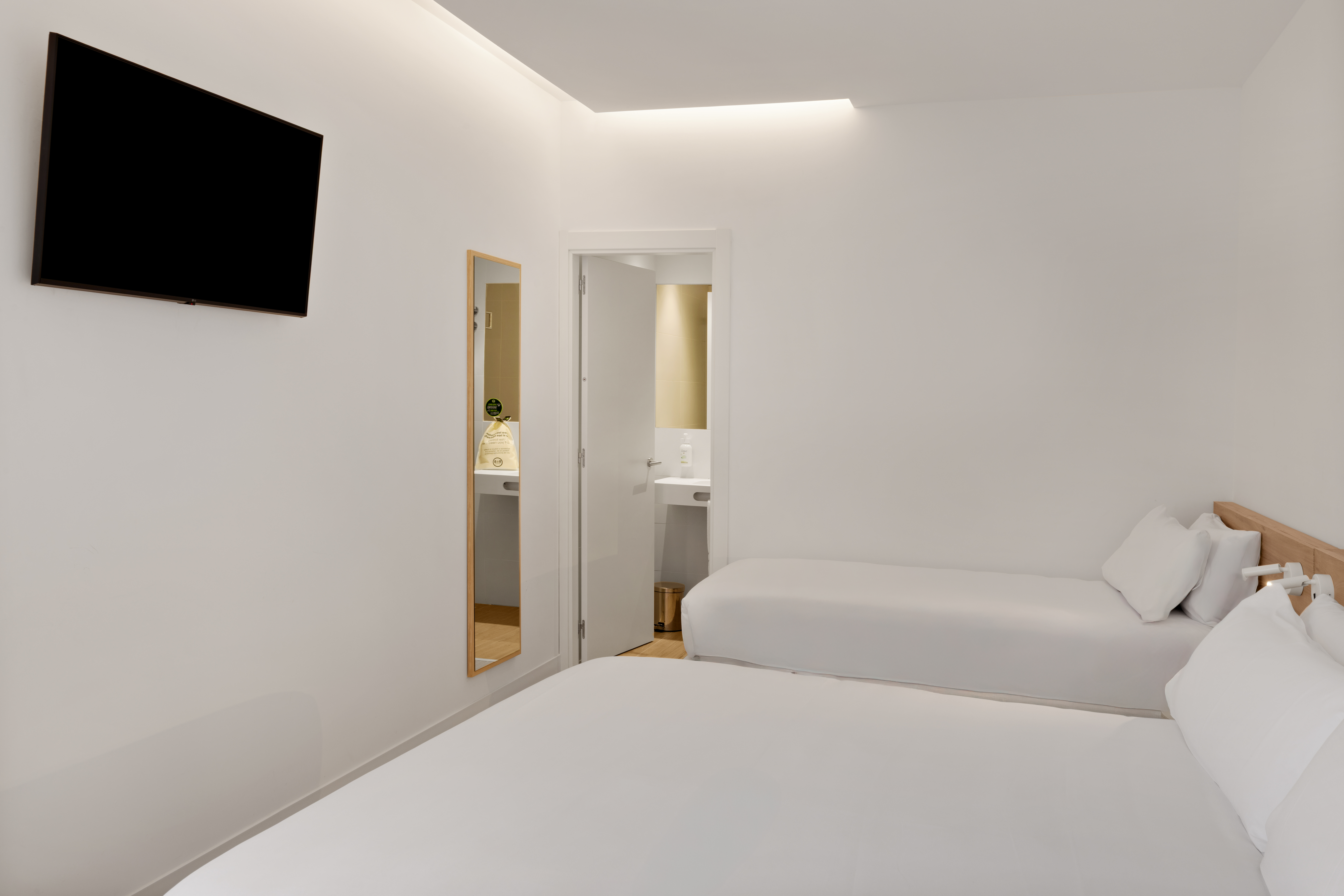 Badkamer met ligbad — B&B HOTEL Alicante Aeropuerto