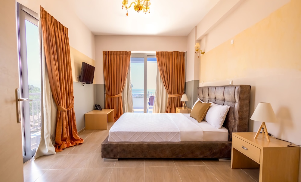 Bedroom met airconditioner en sfeervol interieur