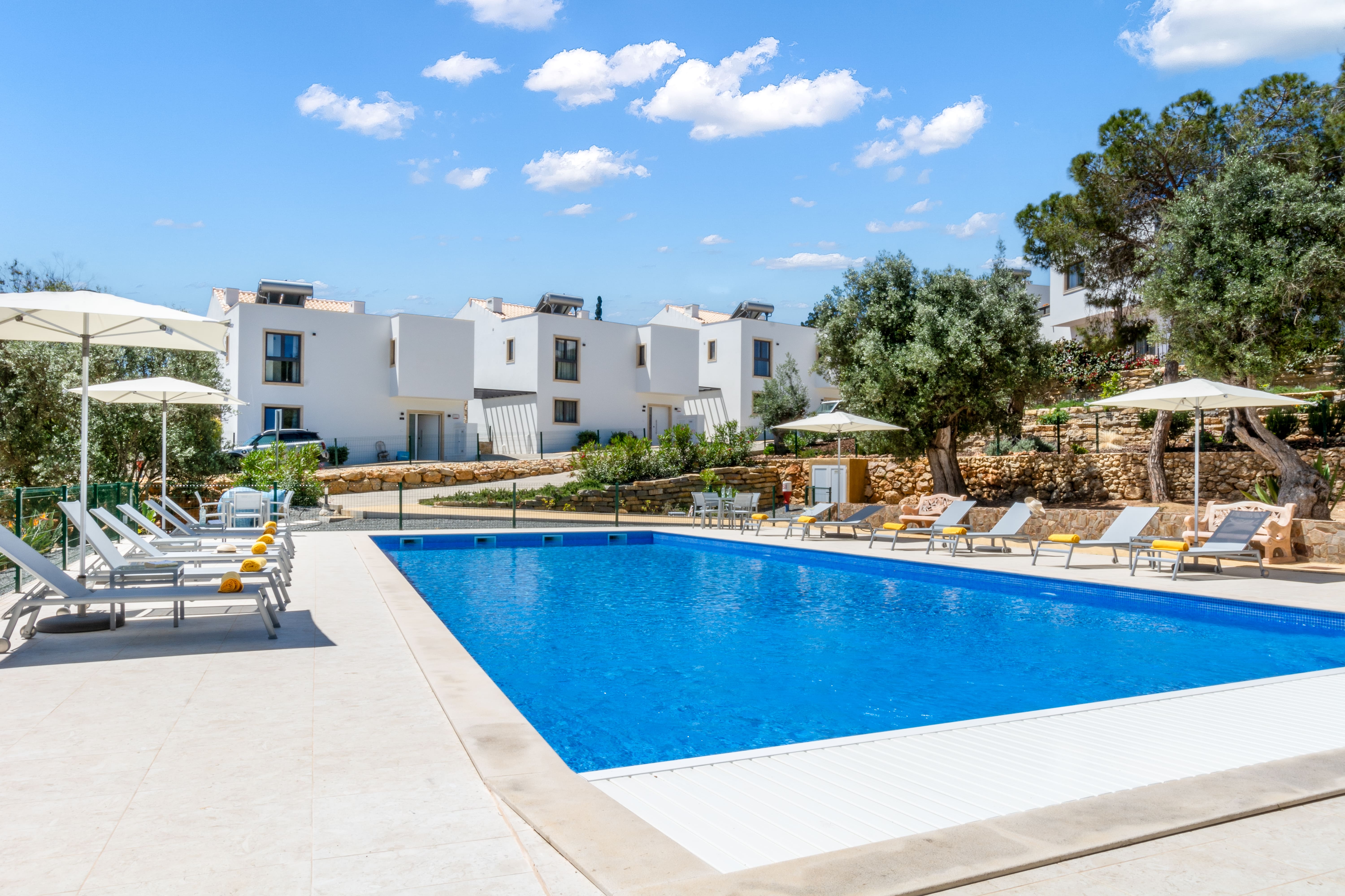 Buitenzwembad met ligbedden — Carvoeiro Gardens