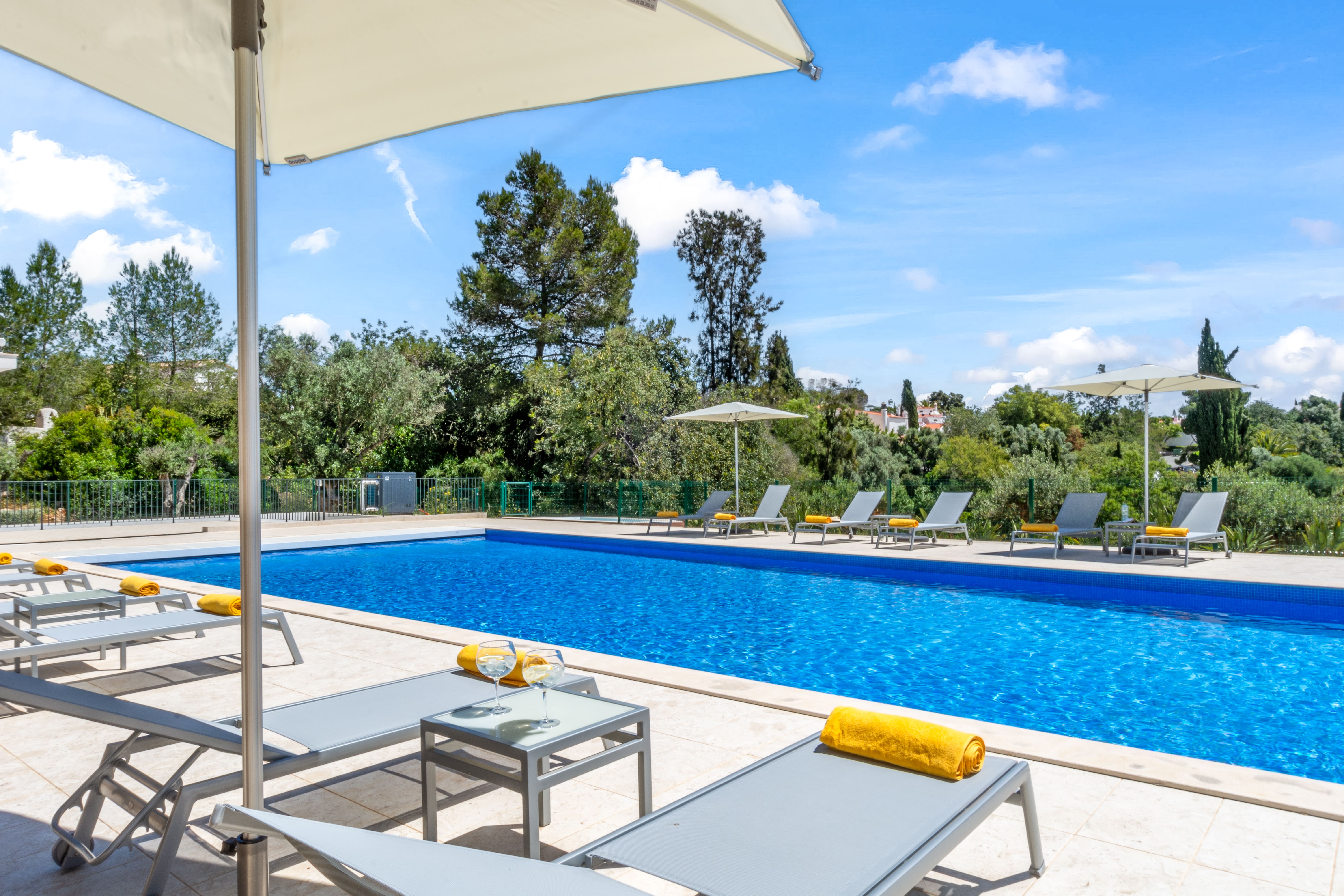 Buitenzwembad met ligbedden — Carvoeiro Gardens
