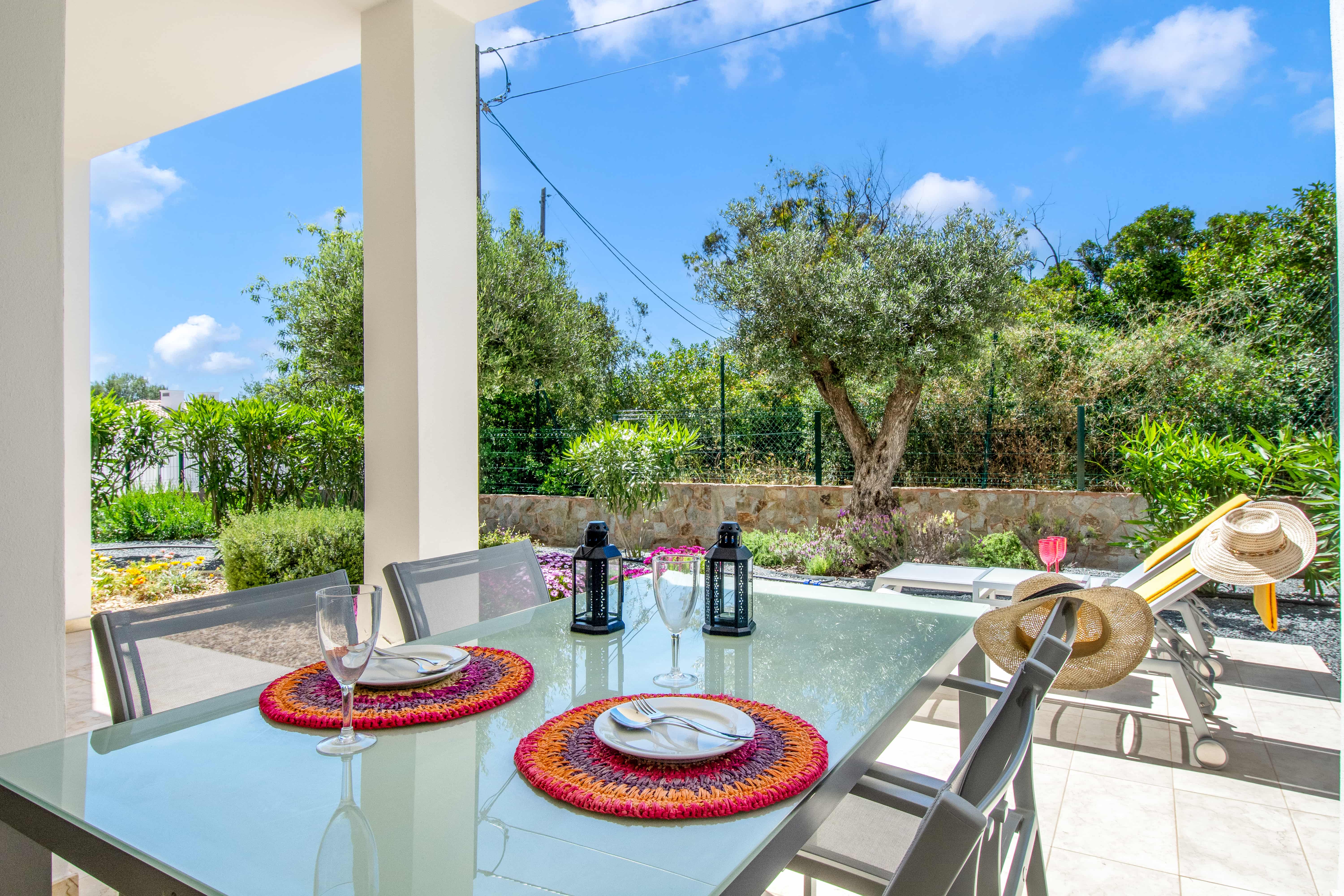 Buitenzwembad met ligbedden — Carvoeiro Gardens
