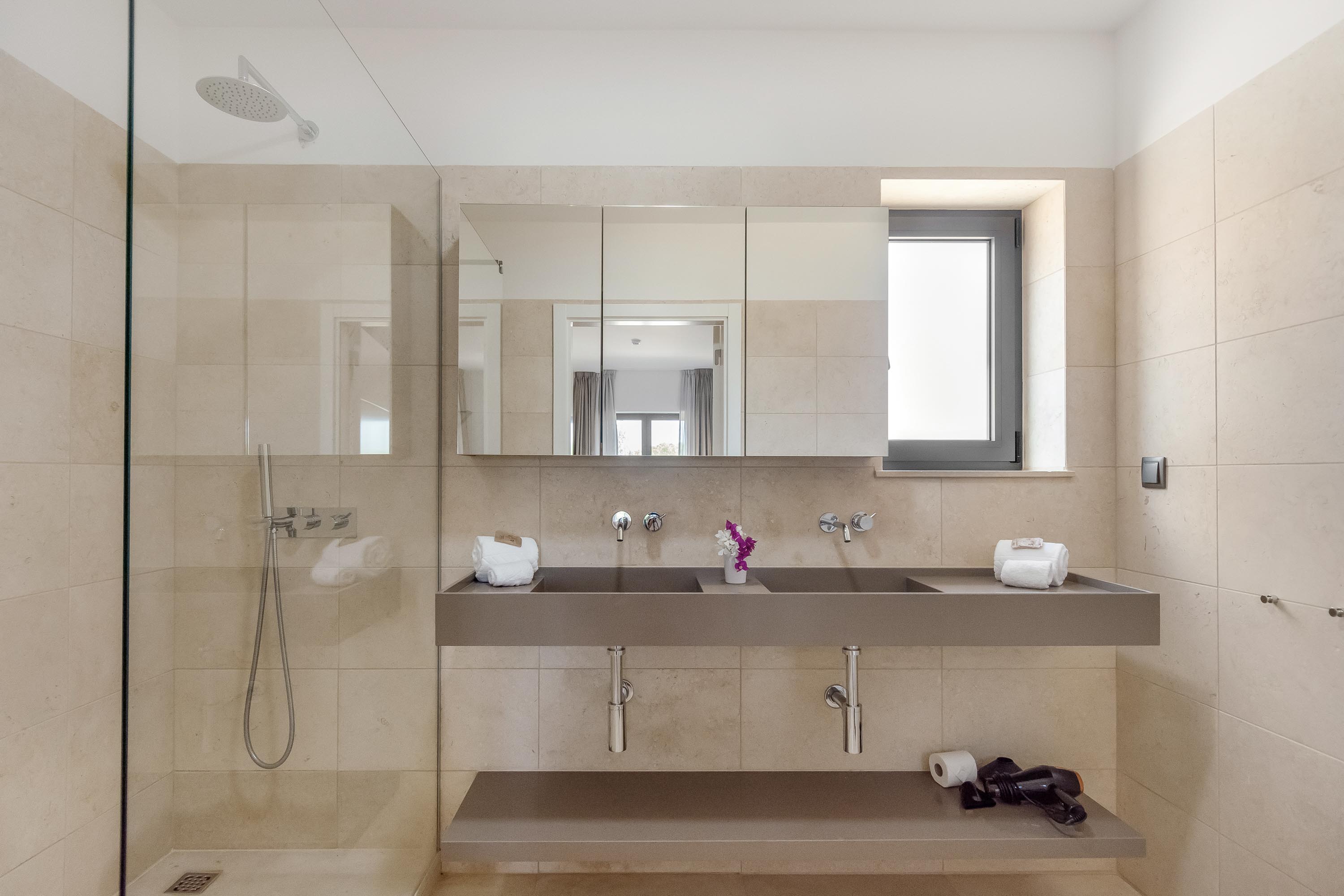 Badkamer met inloopdouche — Carvoeiro Gardens