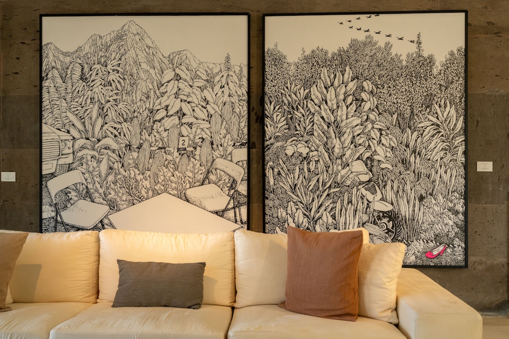 Sfeervolle lobby met kunstcollectie
