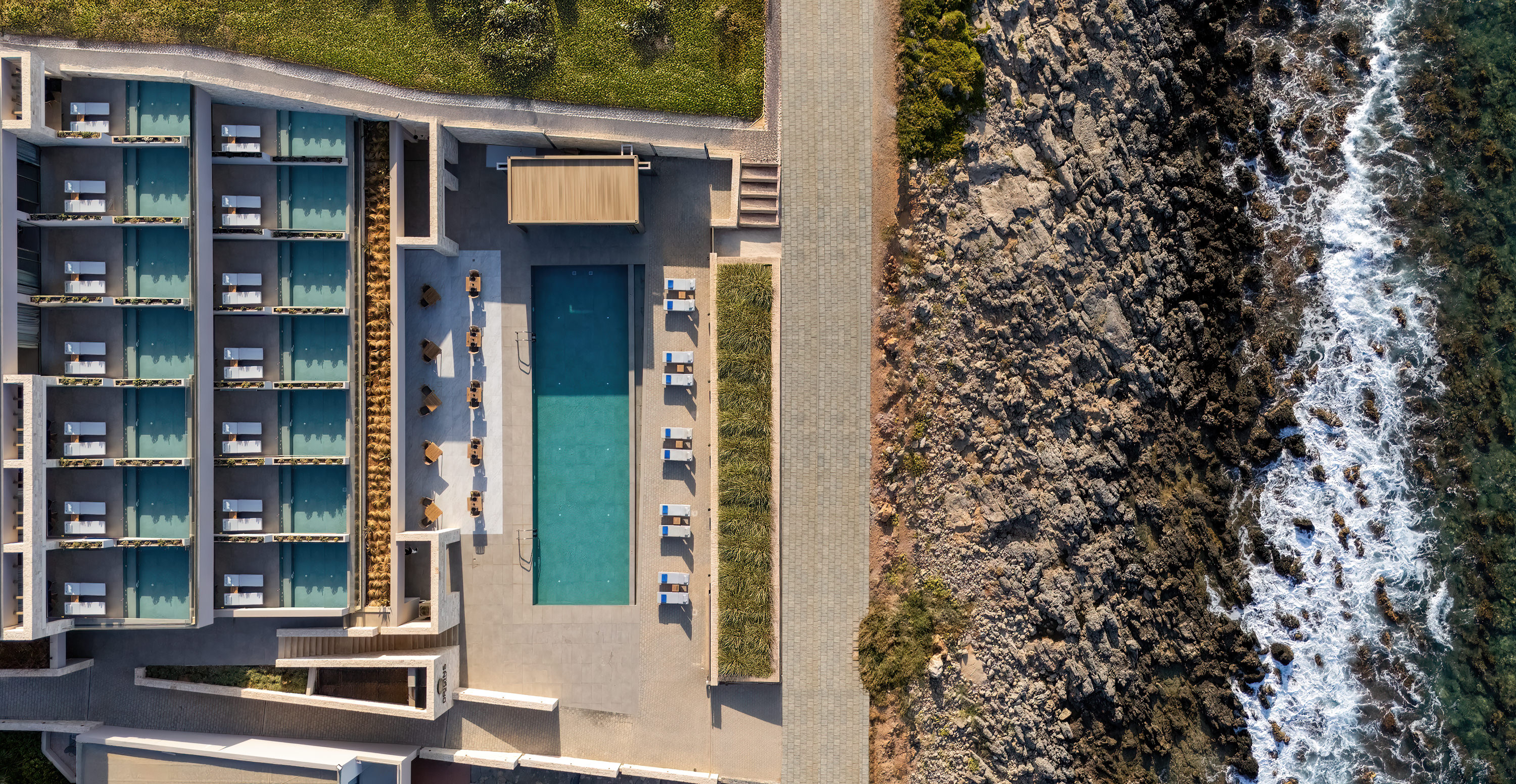 Buitenzwembad met ligbedden — Castello Boutique Suites by the Sea