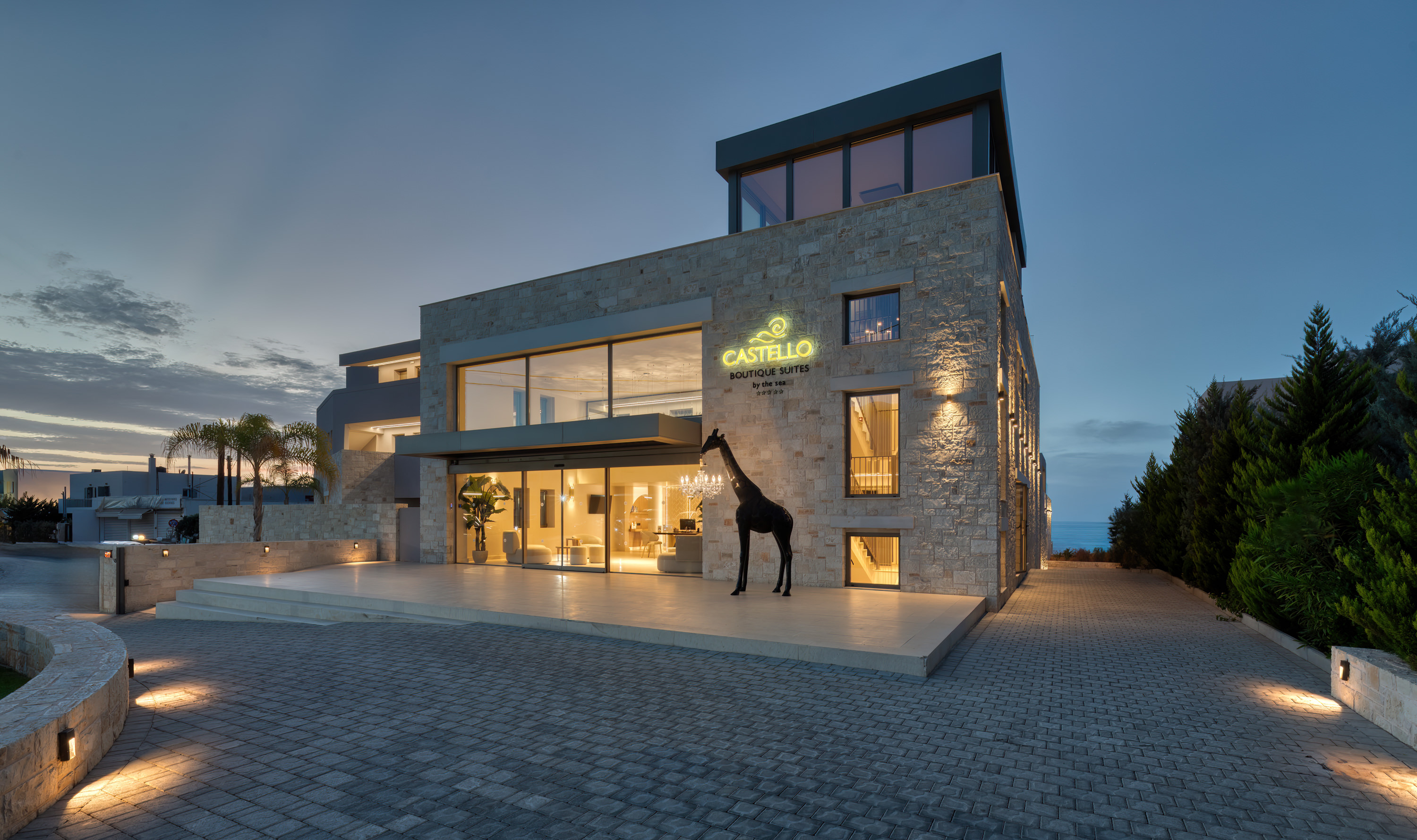 Mediterraans hotelgebouw — Castello Boutique Suites by the Sea