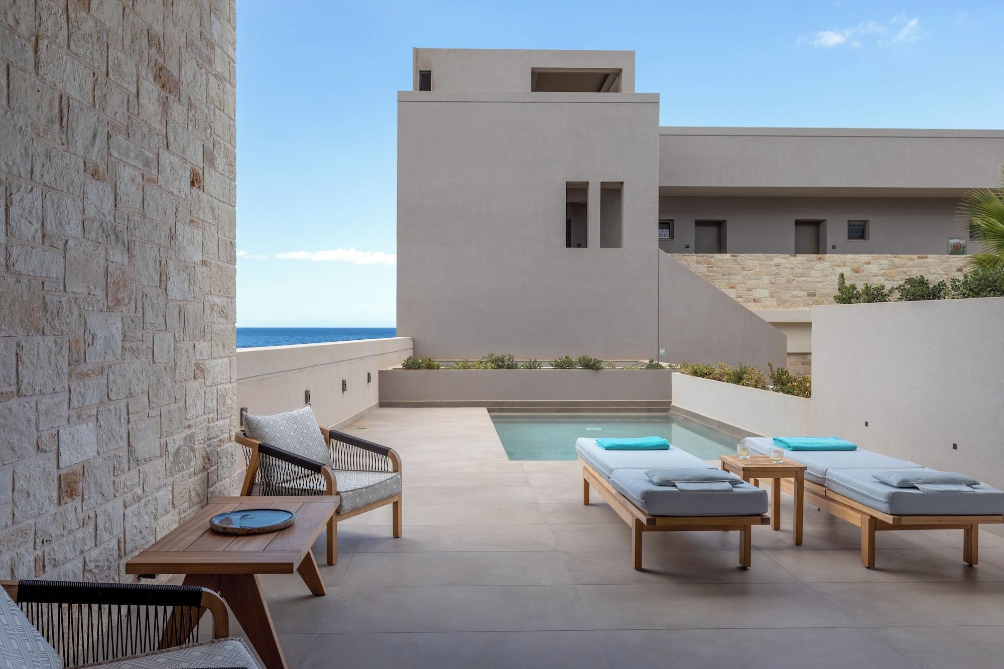 Buitenzwembad met ligbedden — Castello Boutique Suites by the Sea