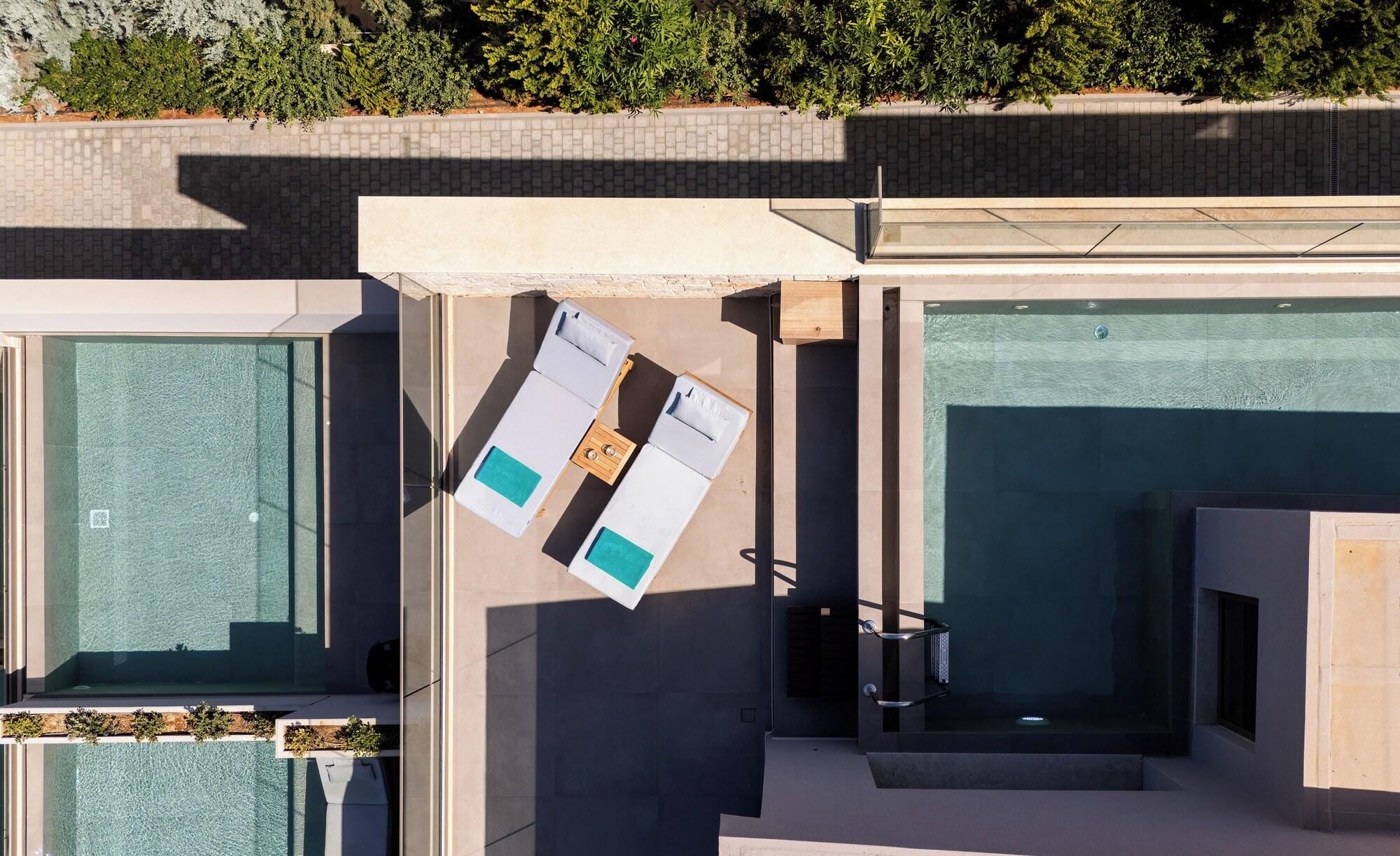 Buitenzwembad met ligbedden — Castello Boutique Suites by the Sea