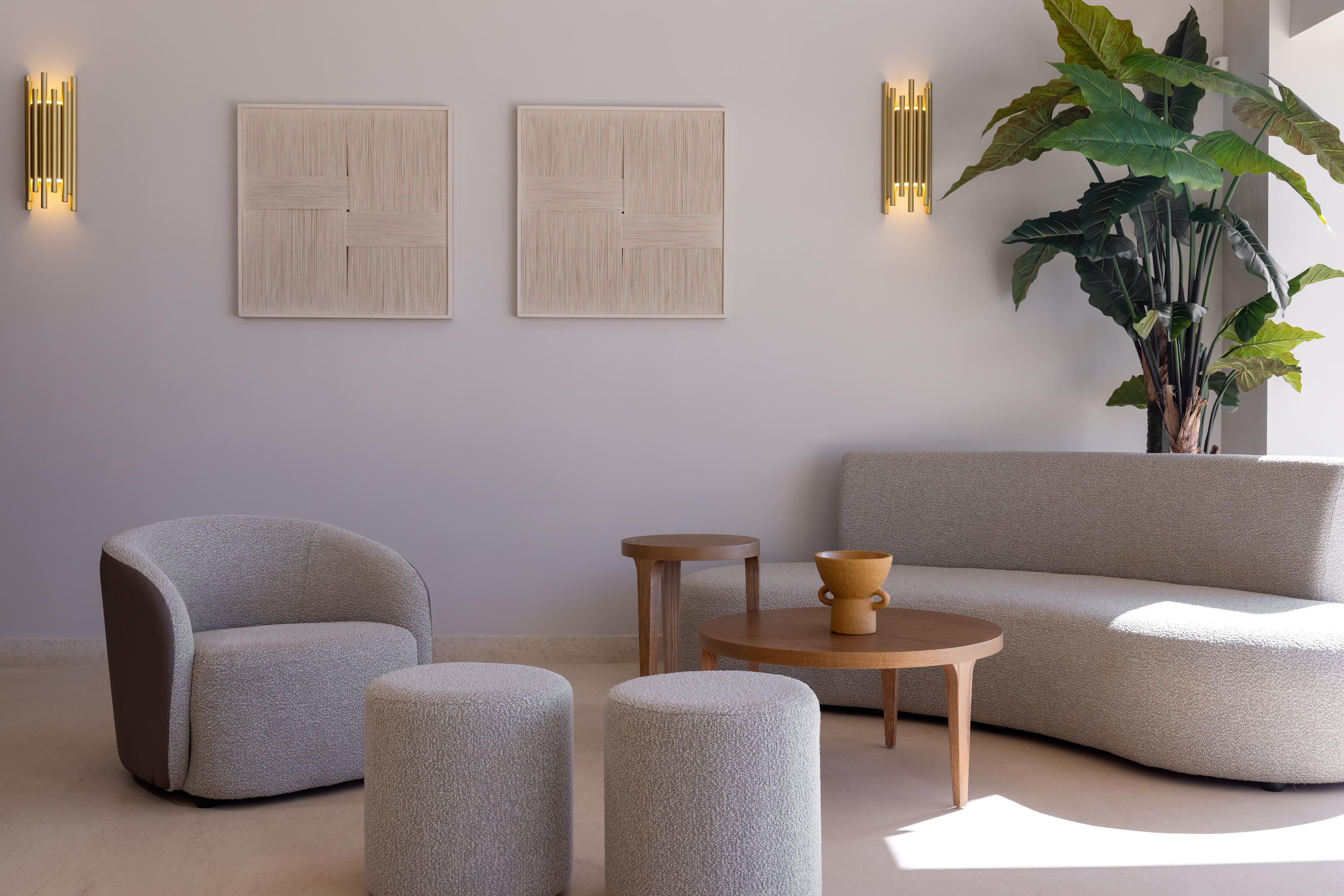 Relaxruimte met ligbedden — Castello Boutique Suites by the Sea