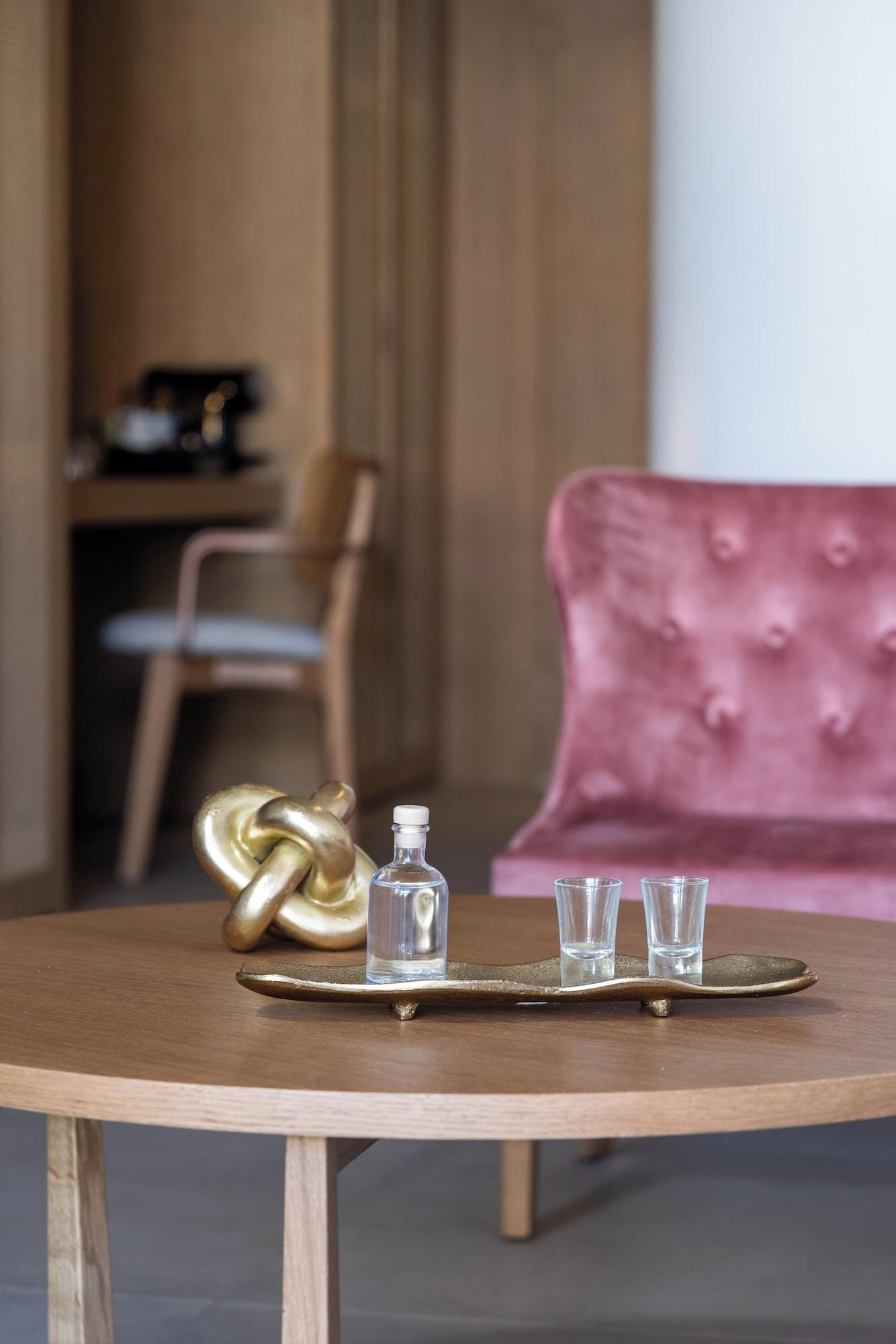 Bar met drankenselectie — Castello Boutique Suites by the Sea