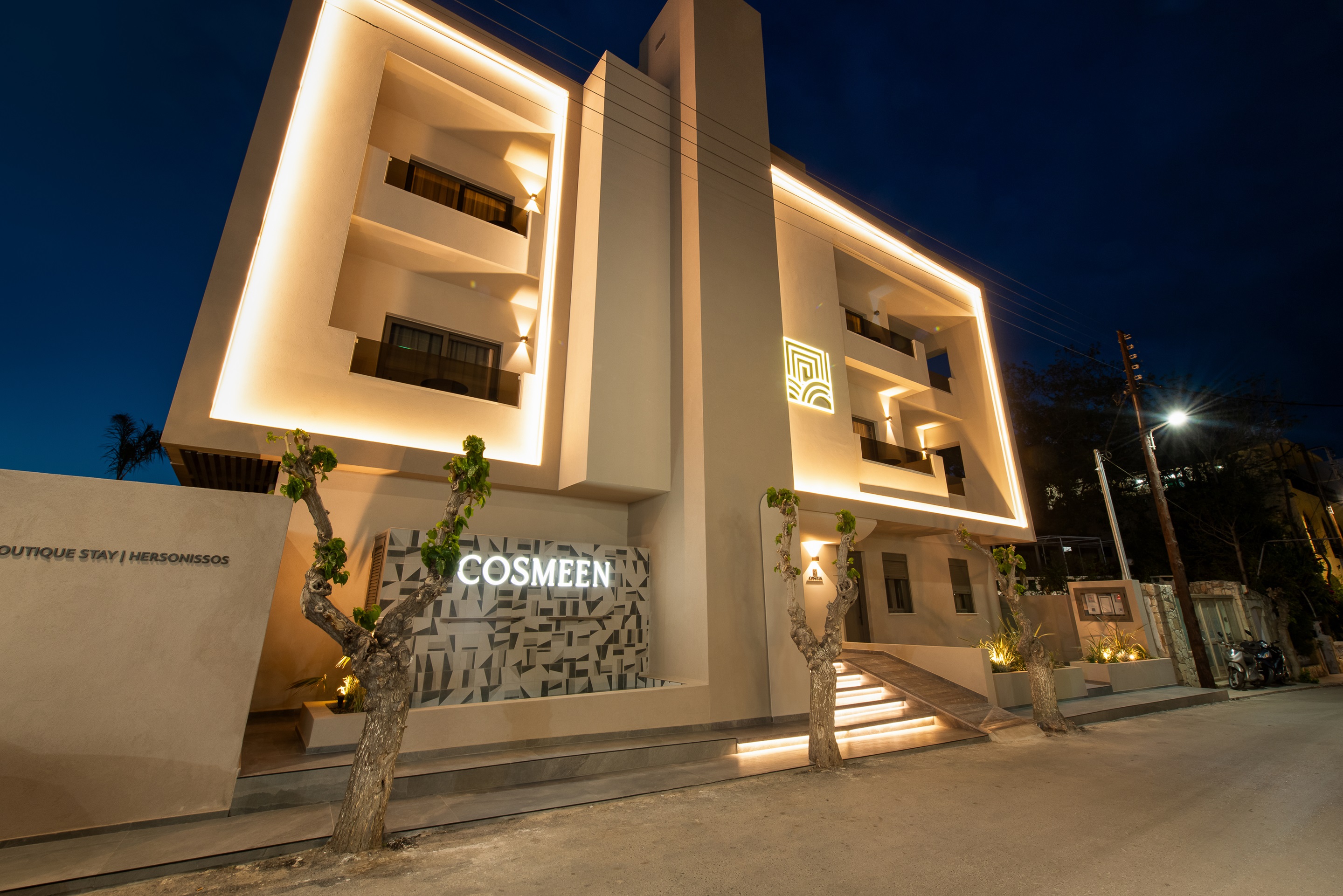 Hotel verlicht in de avond — Cosmeen Lifestyle Boutique Stay