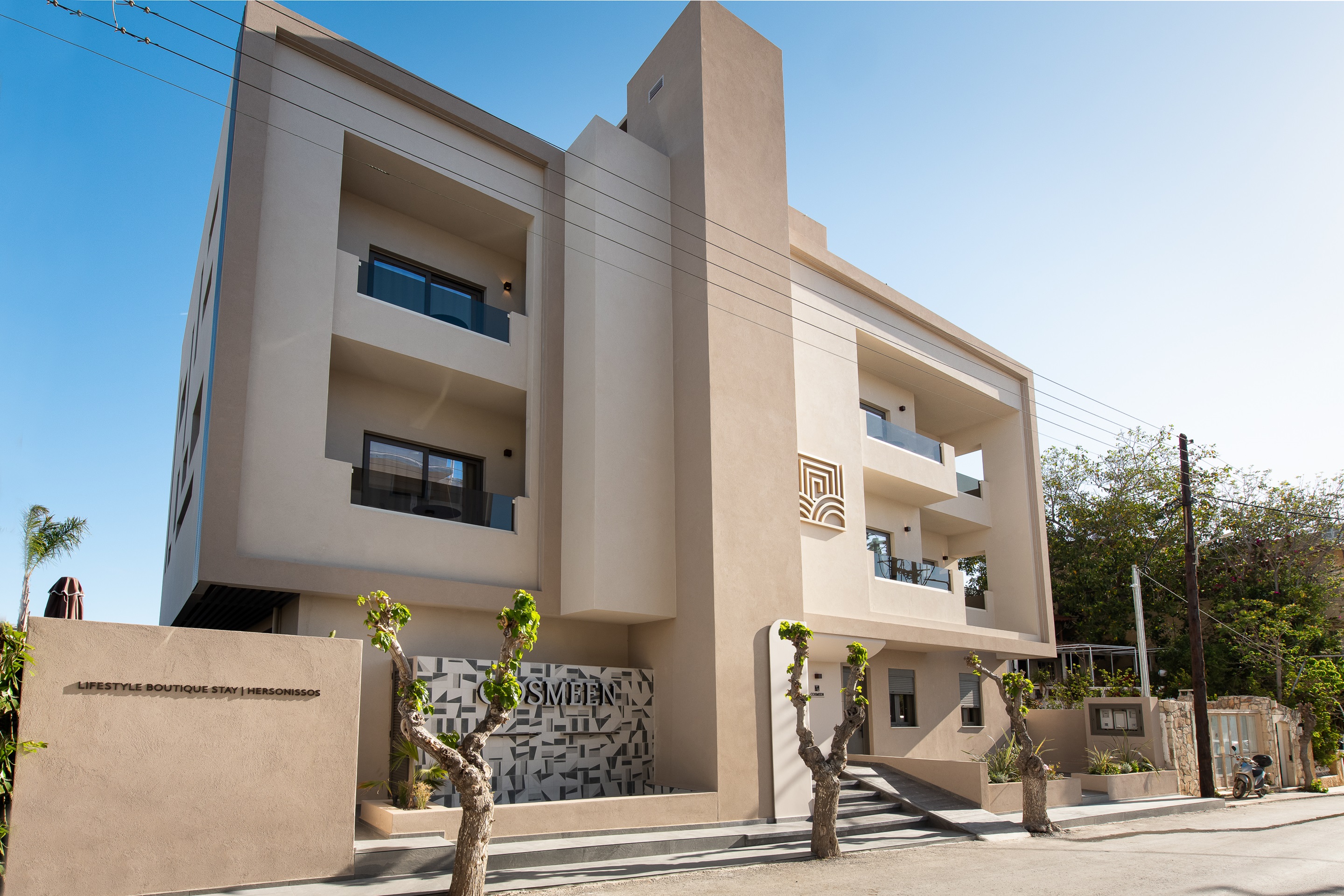 Mediterraans hotelgebouw — Cosmeen Lifestyle Boutique Stay