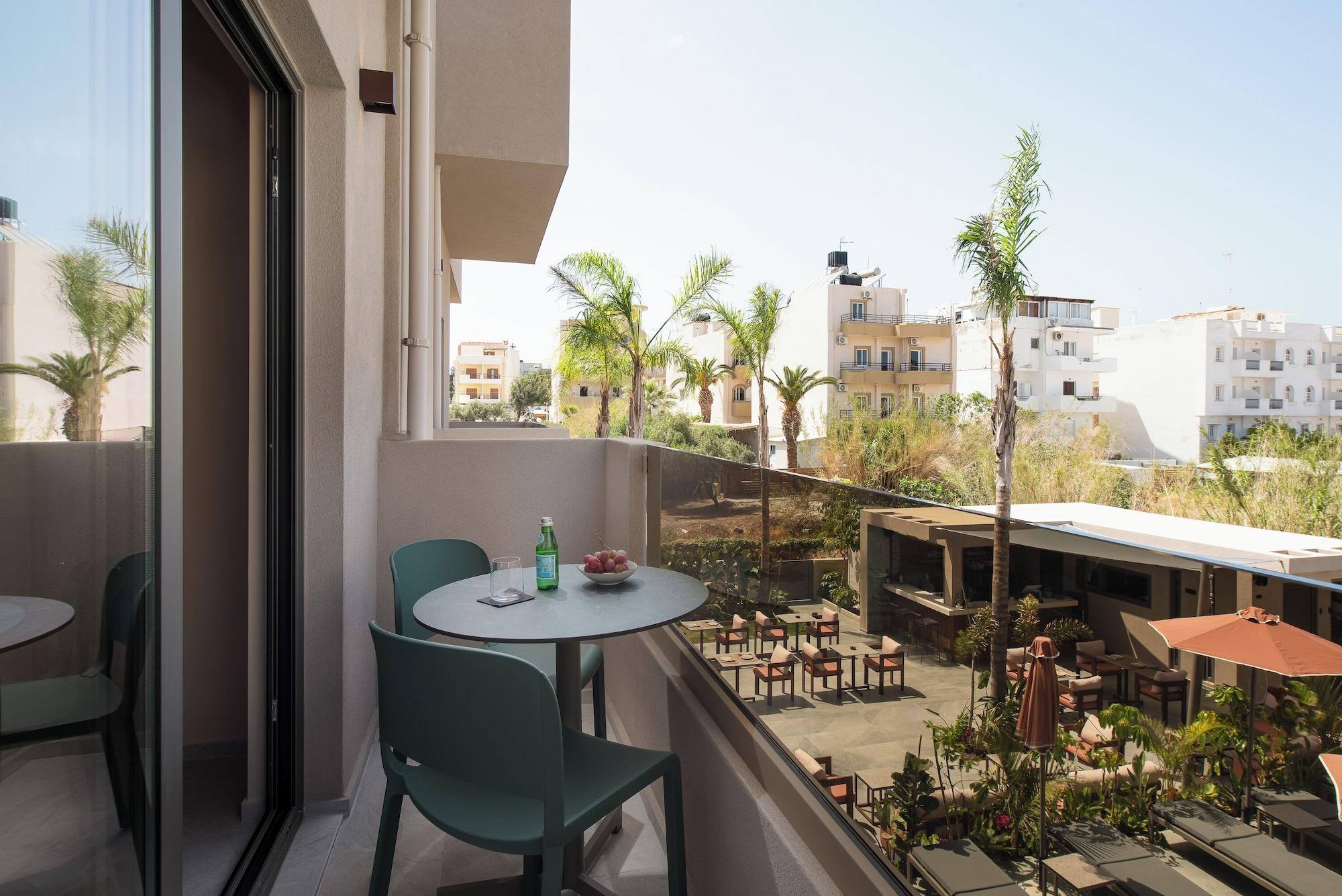 Mediterraans hotelgebouw — Cosmeen Lifestyle Boutique Stay