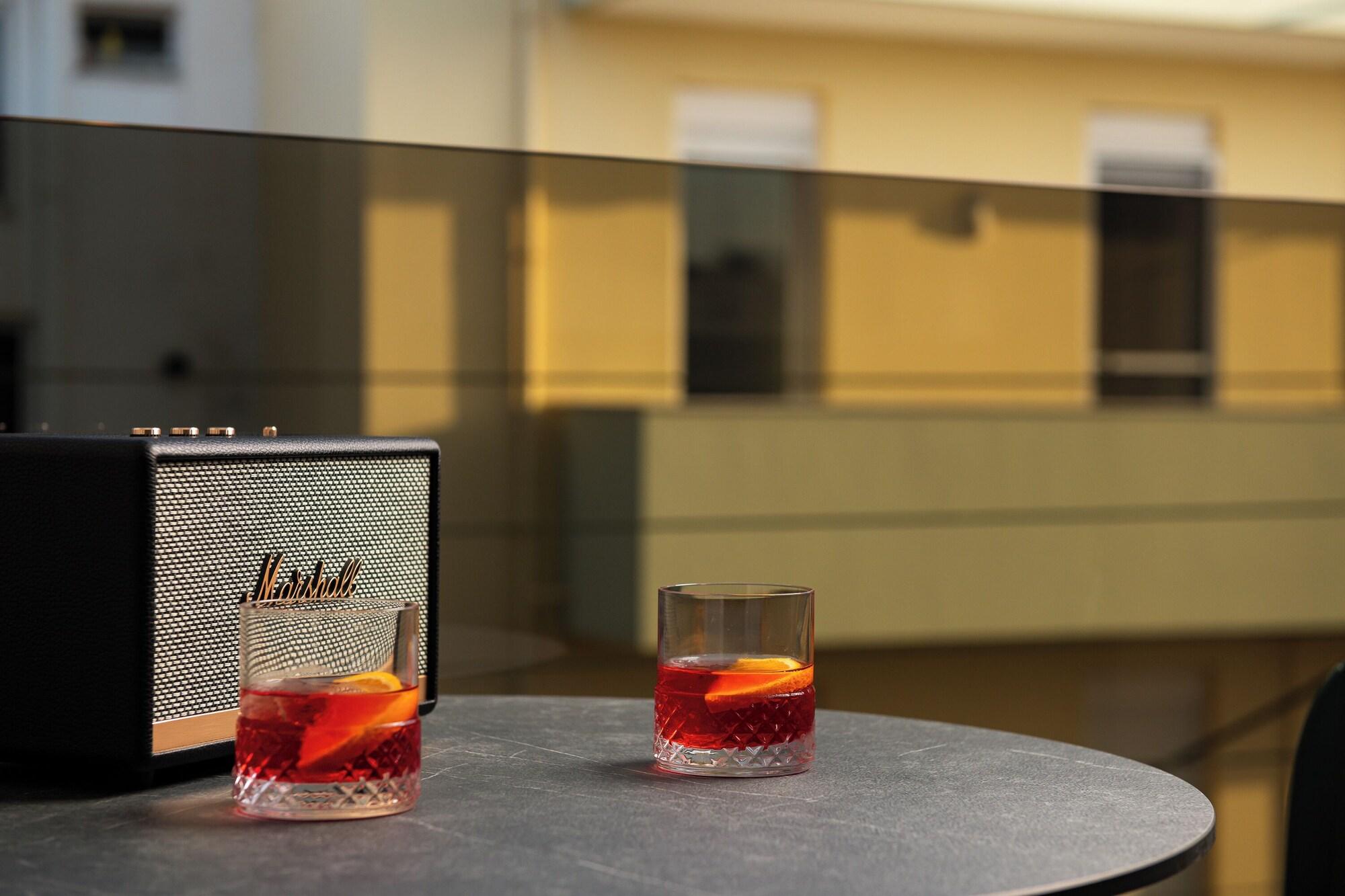 Bar met drankenselectie — Cosmeen Lifestyle Boutique Stay