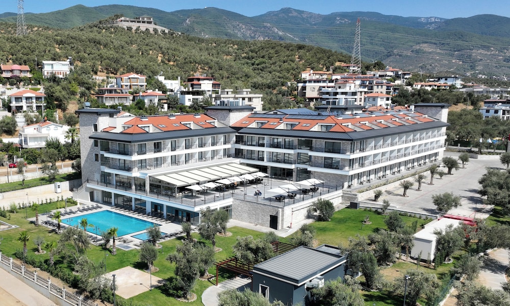 Vooraanzicht Dedeman Güre Nurhayat resort tussen groene bergen