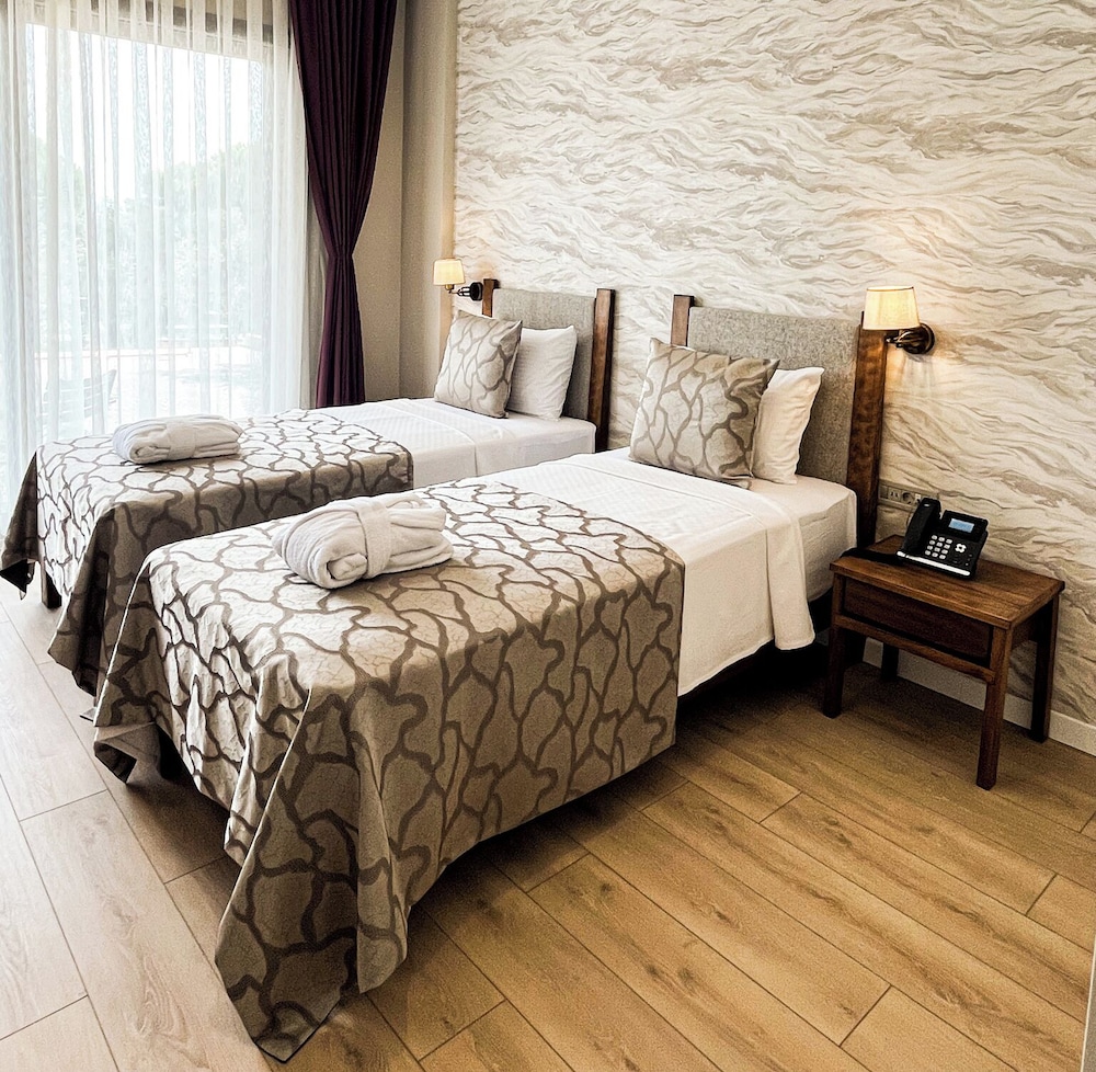 Ruime hotelkamer met modern comfort en bergzicht