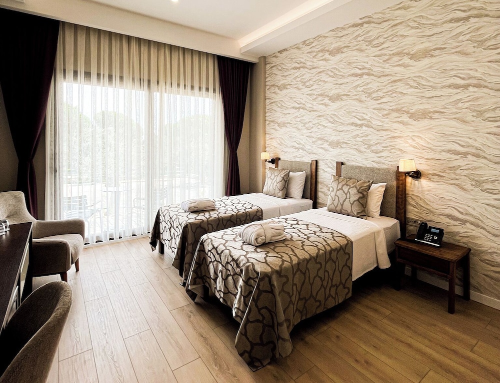 Slaapkamer Dedeman Güre Nurhayat met kingsize bed