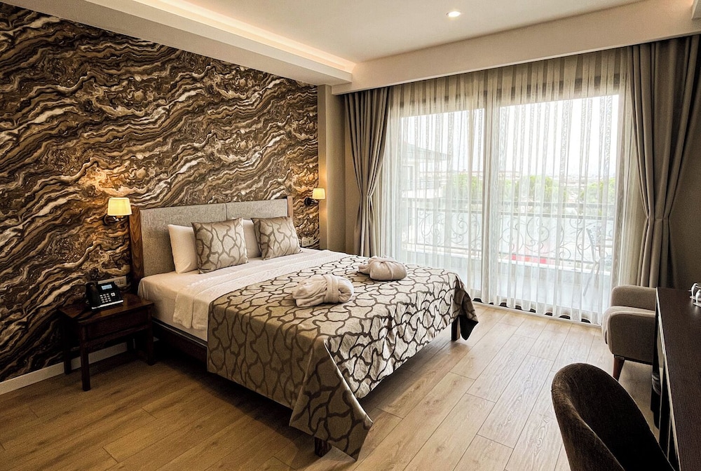 Gezellige hotelkamer met zithoek en ramen