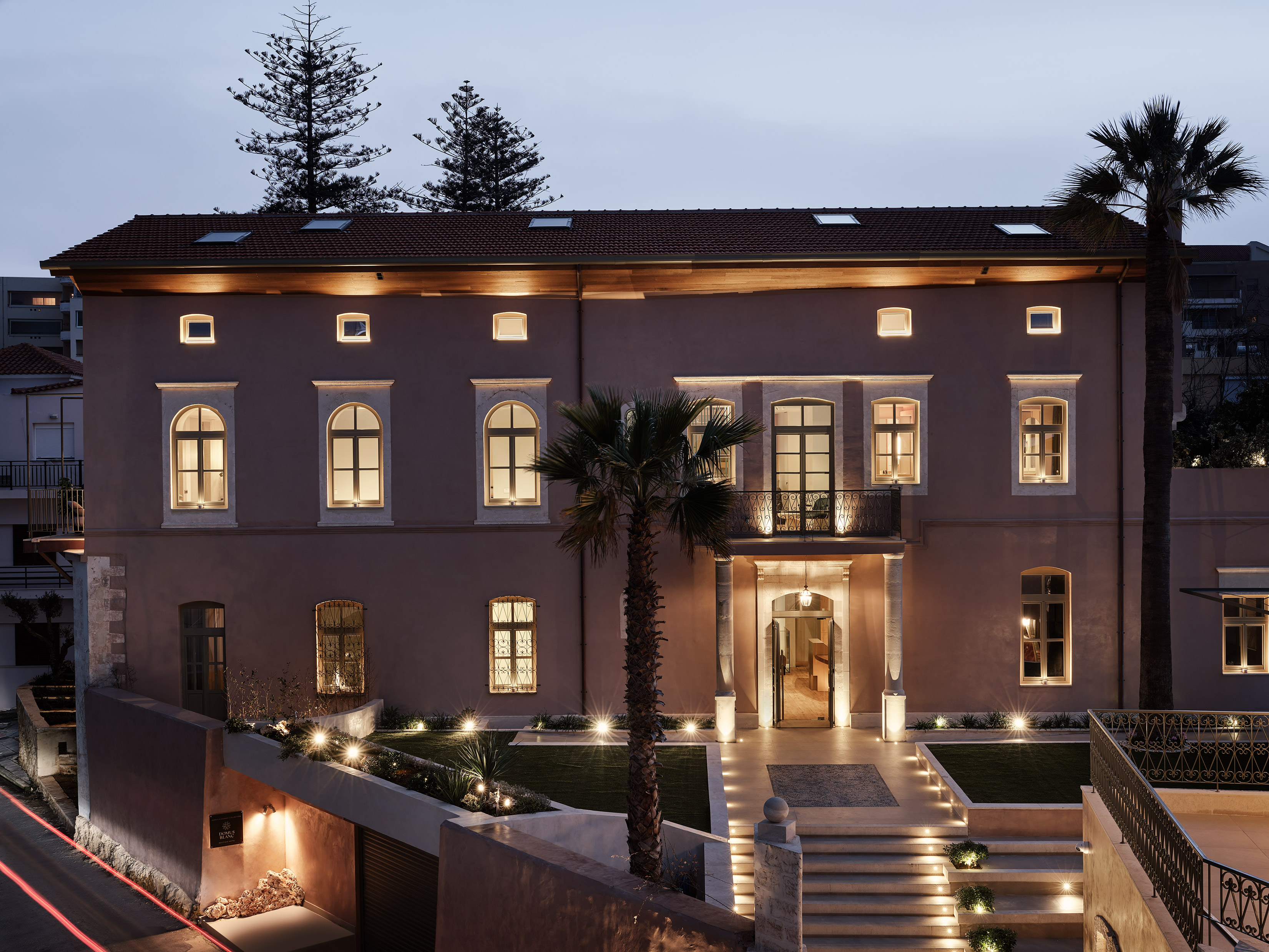 Mediterraans hotelgebouw — Domus Blanc